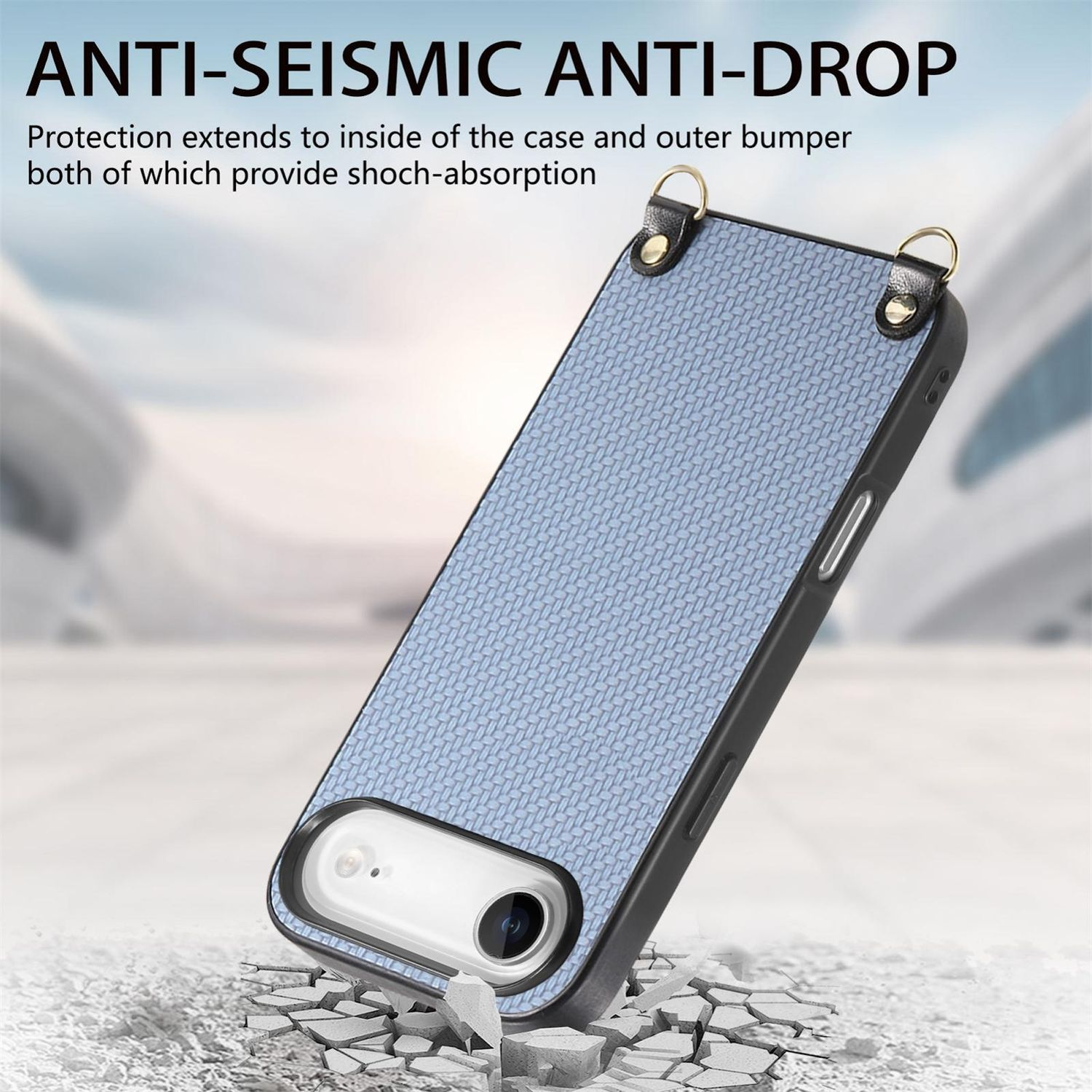 Una funda de teléfono, azul claro con un patrón tejido, está ligeramente inclinada, apoyada en hormigón roto. Tiene dos lazos para correas.