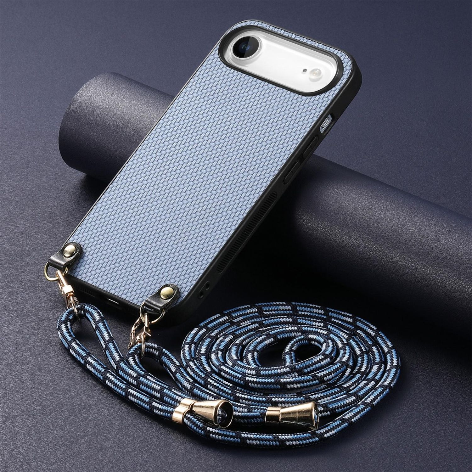 Una funda de teléfono azul con un cordón. La funda tiene textura tejida. El cordón es azul, negro y blanco, enrollado debajo del teléfono.