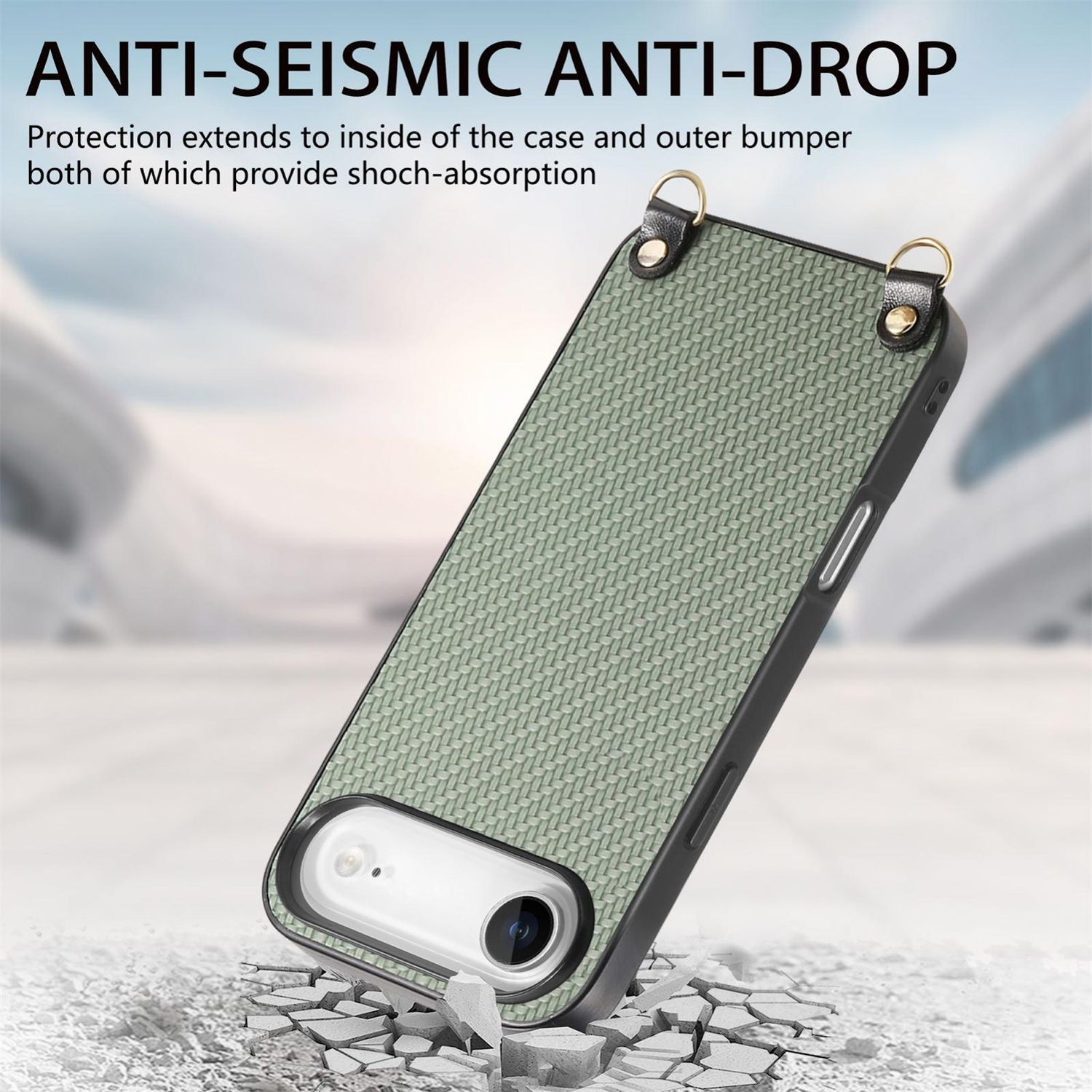 Una funda de teléfono con textura verde tejida y bordes negros. Tiene lazos dorados para una correa y cae sobre una superficie agrietada.
