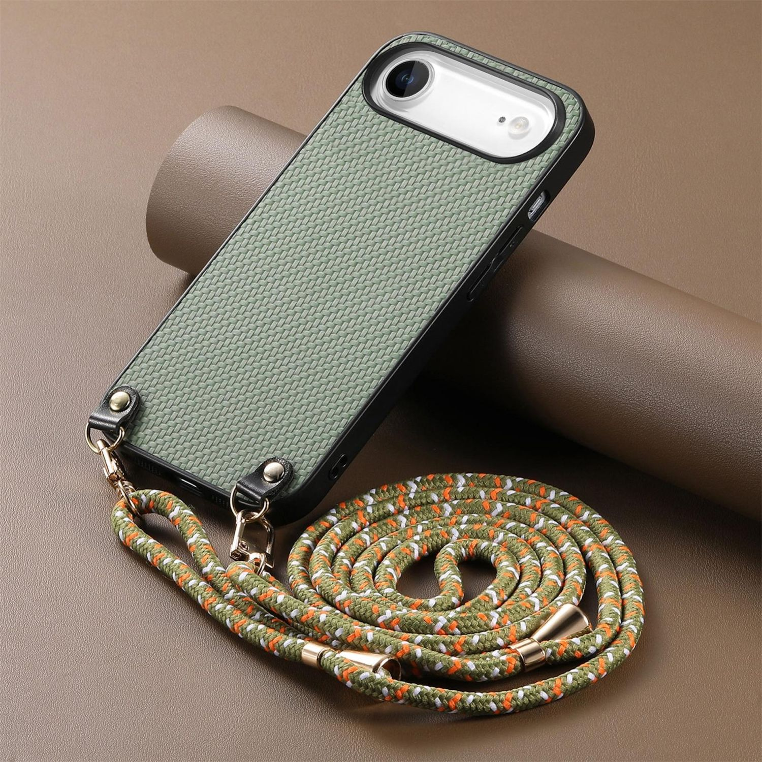 Funda de teléfono verde con correa, cuerda naranja y blanca. Funda sobre superficie marrón con tubo marrón.
