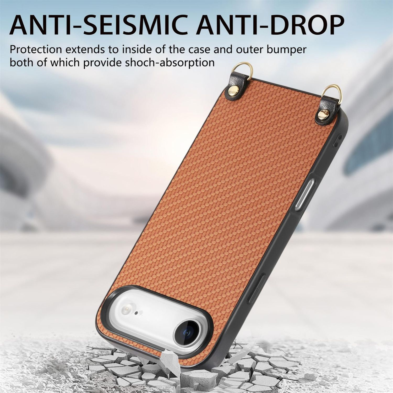 Una funda de teléfono con una parte trasera marrón texturizada está en ángulo con el suelo agrietado. La funda tiene bordes negros y detalles dorados.