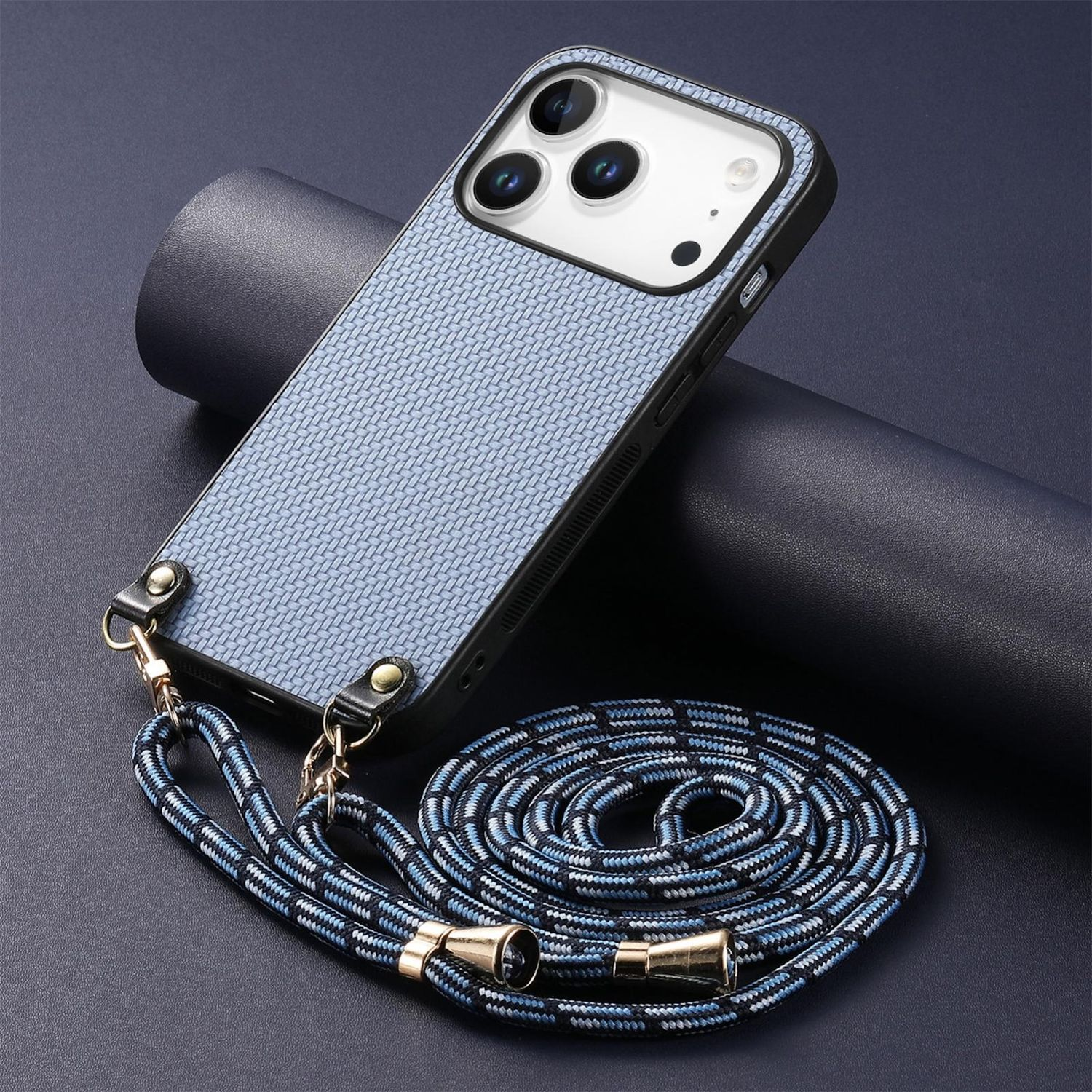 Una funda de teléfono azul con textura tejida y un cordón a juego. El teléfono tiene tres cámaras.