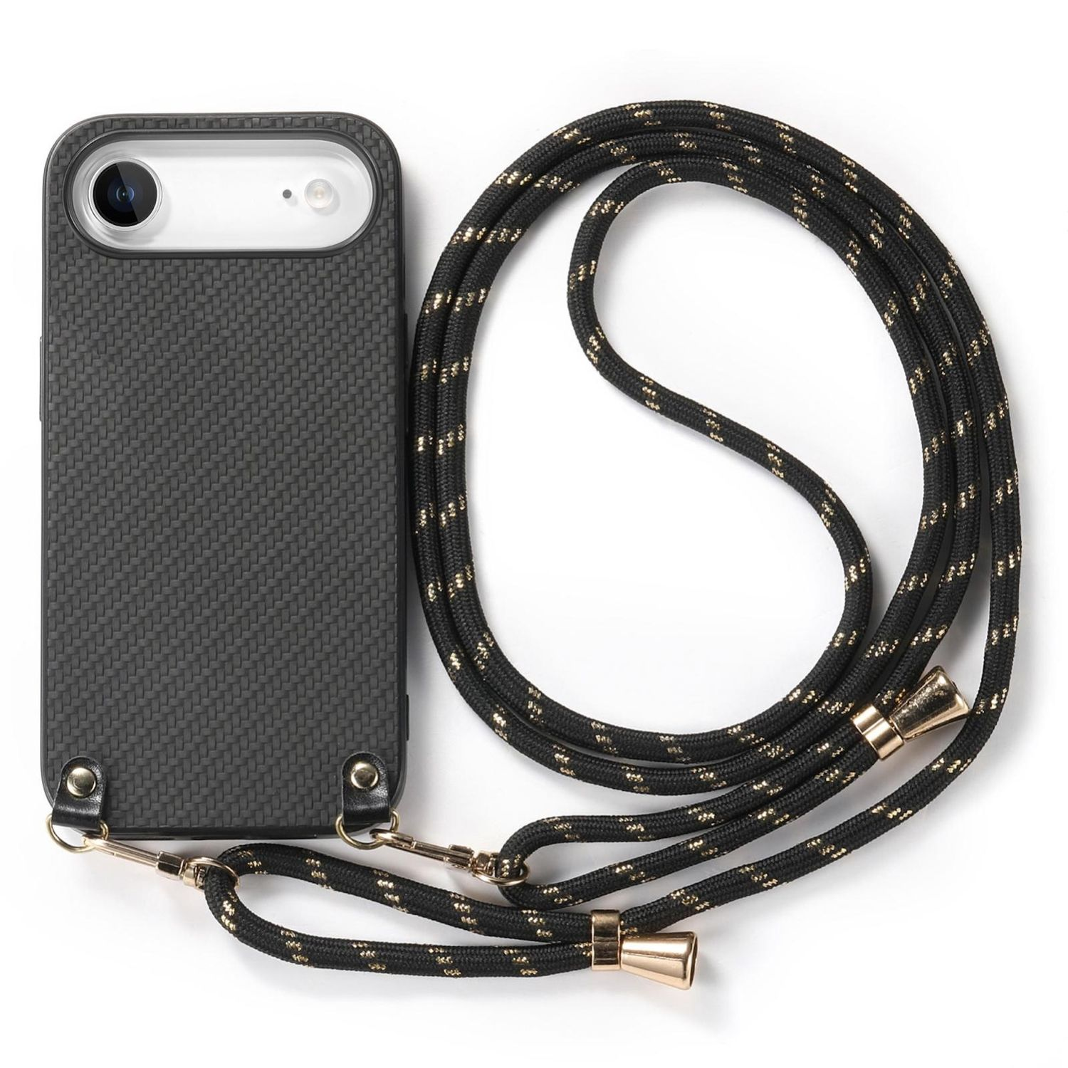 Una funda negra para teléfono con textura tejida, sujeta a una correa de cuerda negra y dorada. La funda está sobre una superficie blanca.