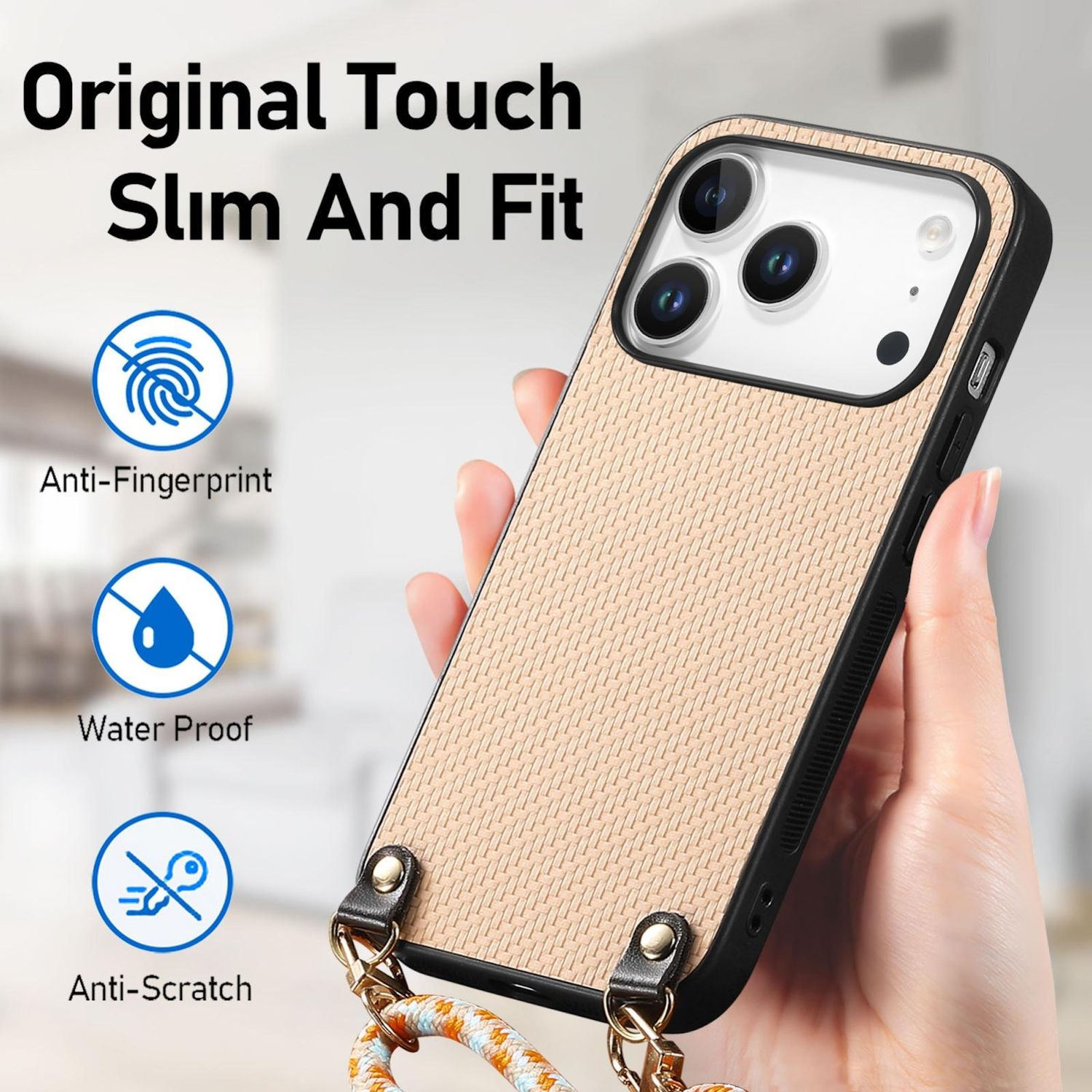 Eine Hand hält ein Telefon in einer beigefarbenen Hülle. Die Hülle hat einen Riemen und Symbole für Anti-Fingerabdruck, wasserdicht und kratzfest.