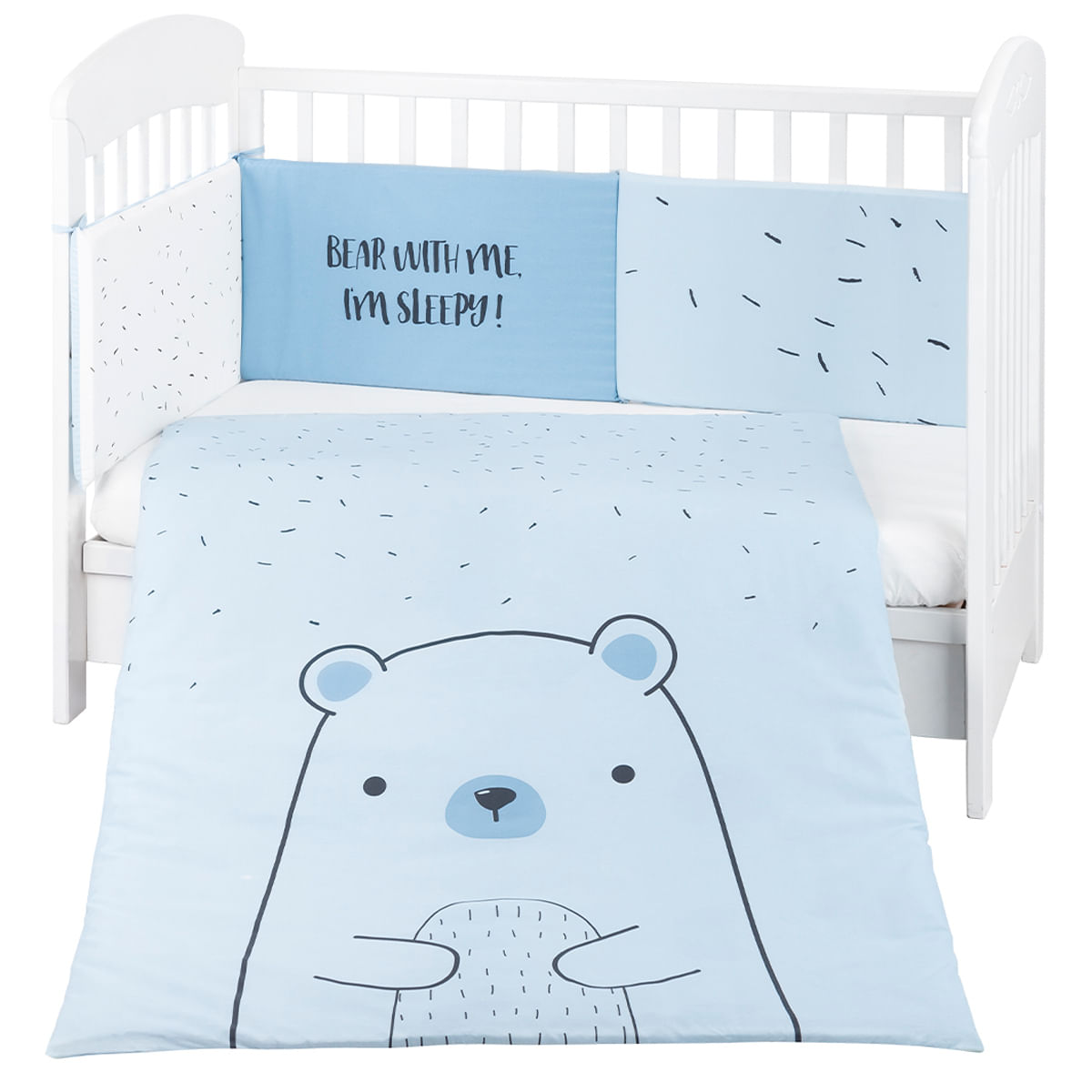 Ein weißes Kinderbett mit blauer Bettwäsche. Die Bettwäsche zeigt eine Bärenillustration und den Text 'Bear with me, I'm sleepy!'