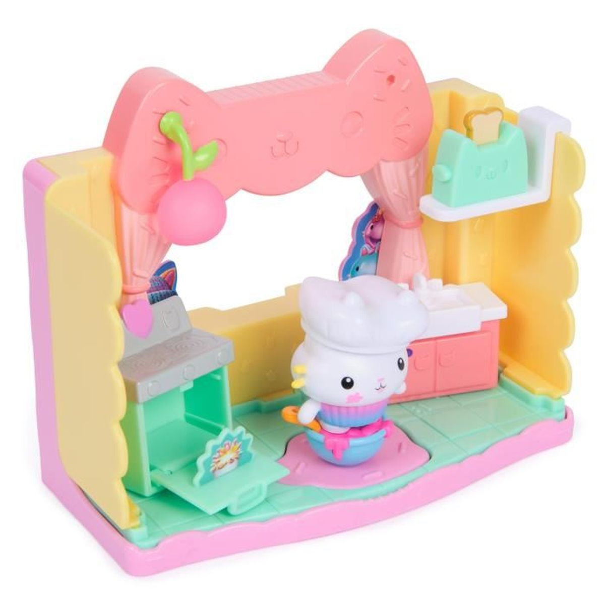 Ein Spielzeug-Küchenspielset mit einer Kochkatzenfigur. Enthält Herd, Spüle und eine Kirschdekoration. Der Hintergrund ist eine rosa und gelbe Spielzeugküche.