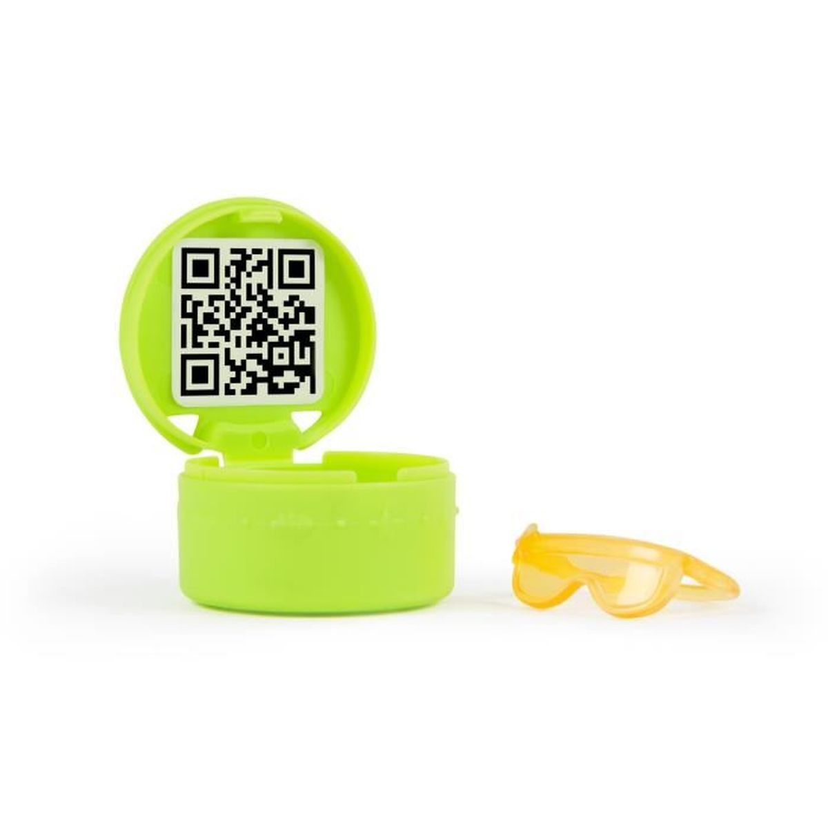 Un contenitore verde lime con un codice QR sul coperchio e piccoli occhiali da sole gialli accanto. Tutto su sfondo bianco.