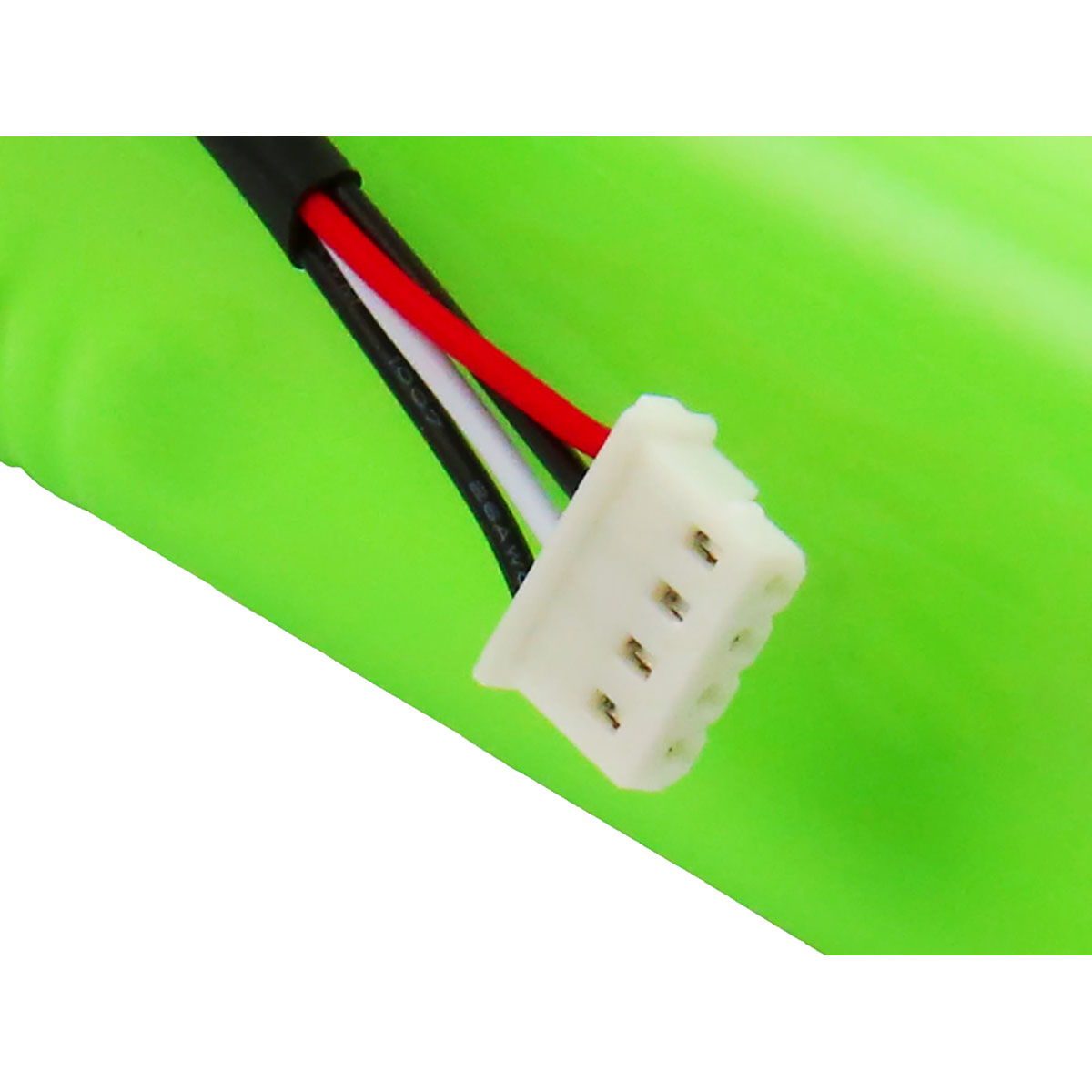 Primo piano di una batteria verde con un connettore bianco. Fili rossi, bianchi e neri escono da un cavo nero. Lo sfondo è verde.
