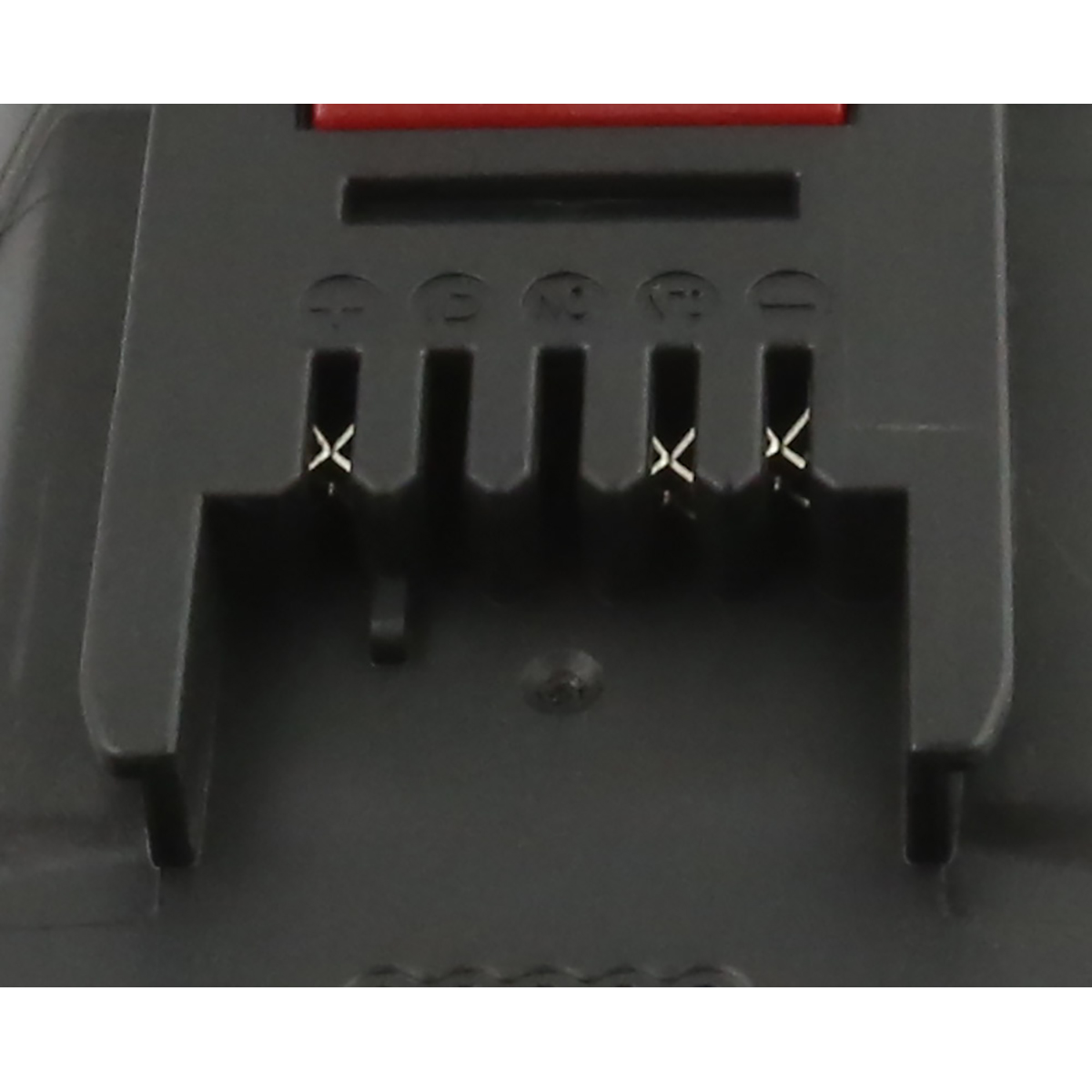 Primo piano di un caricabatterie nero con quattro slot e parte superiore rossa. Ogni slot ha un contatto metallico.