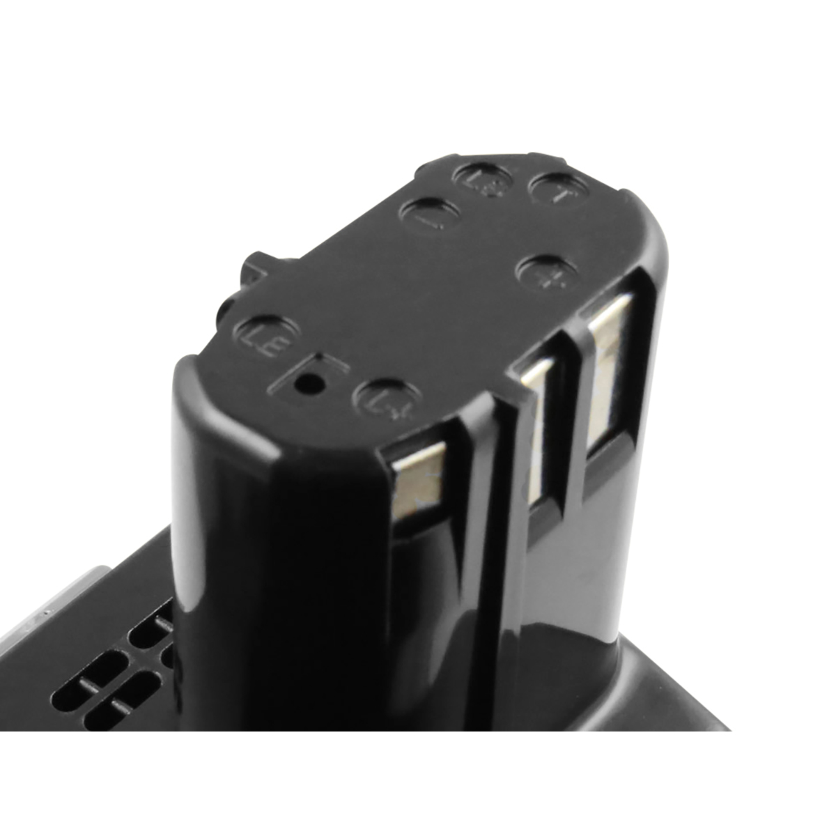 Un pacco batteria nero con contatti metallici. La parte superiore presenta segni circolari. La batteria è su sfondo bianco.