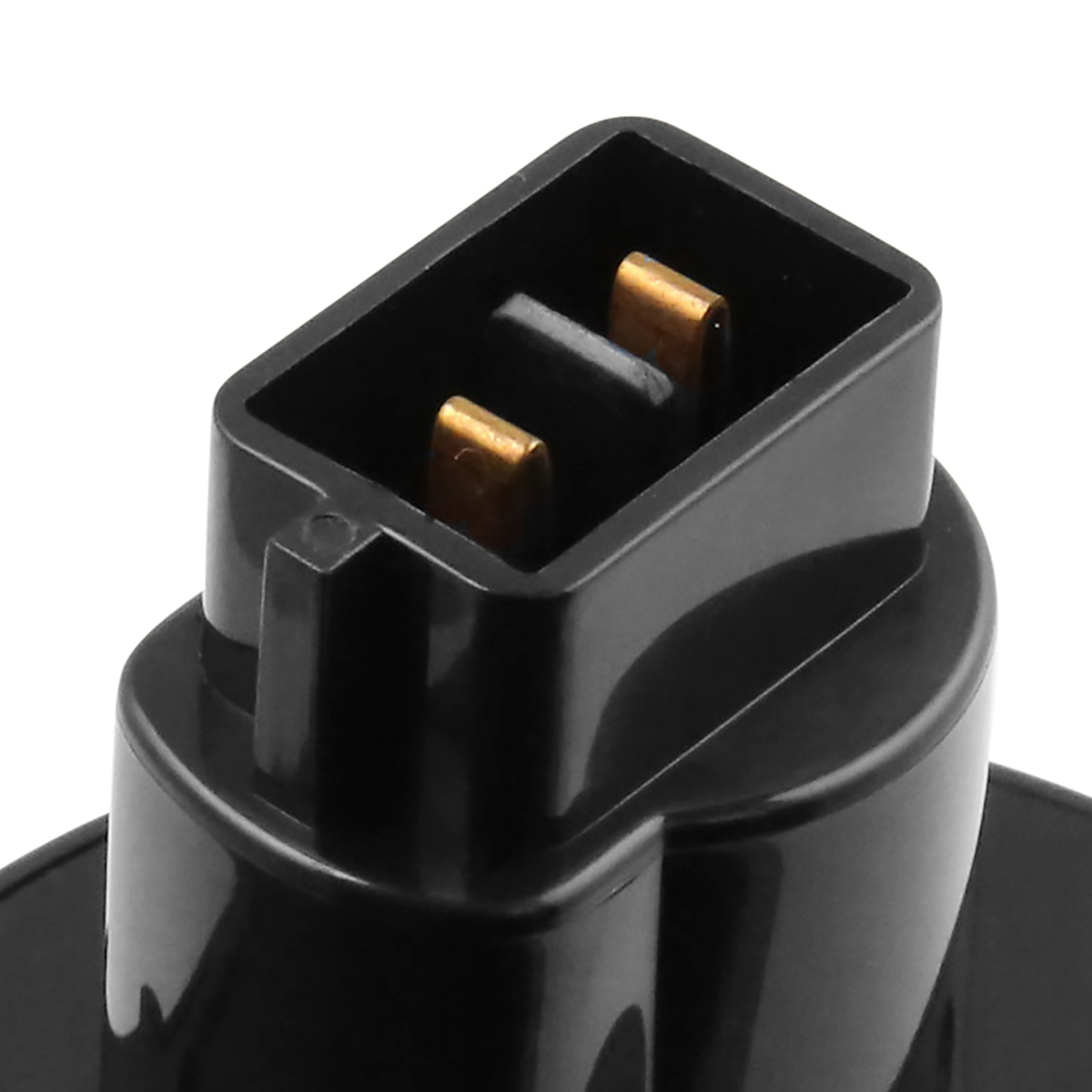 Primo piano di un connettore elettrico nero con due pin dorati. Il connettore è su sfondo bianco.