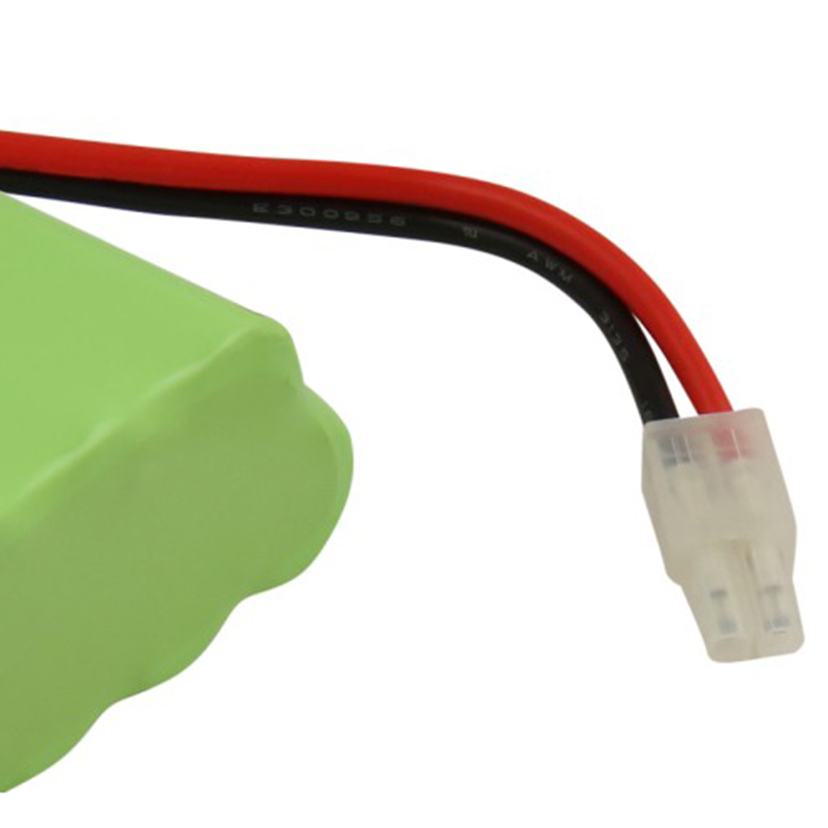 Un pacco batteria verde con fili rossi e neri collegati a un connettore di plastica trasparente. Lo sfondo è bianco.