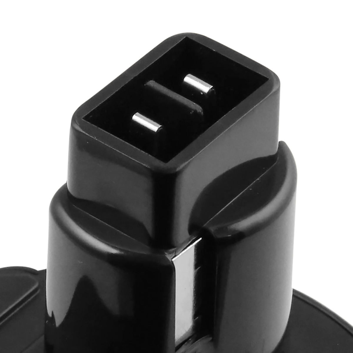 Primo piano di un connettore elettrico nero con due pin argentati all'interno di un'apertura quadrata. Il connettore è su sfondo bianco.