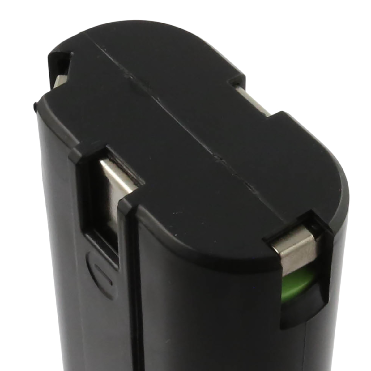 Un pacco batterie ricaricabile nero. I contatti metallici sono visibili. La parte superiore ha un design diviso. Un componente verde è parzialmente visibile.