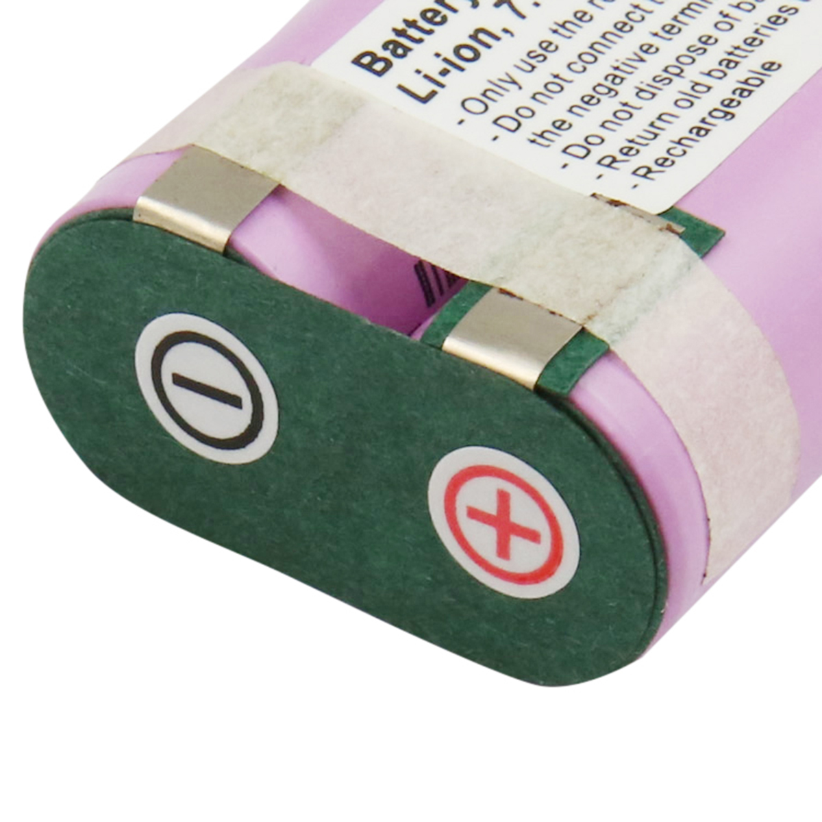 Primo piano di una batteria con sezioni verdi e rosa. Ha simboli positivi e negativi. Testo sull'etichetta: Li-ion, ricaricabile.
