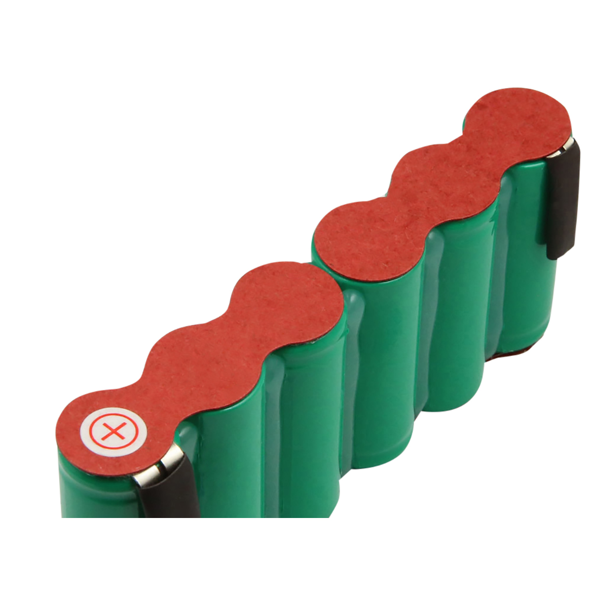 Vista ravvicinata di un pacco batteria verde con etichette rosse. Il pacco ha più celle cilindriche collegate.