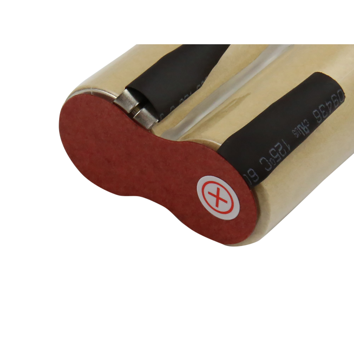 Primo piano di un pacco batterie. Presenta un'estremità rossa con un simbolo più bianco. Sono visibili guaina termoretraibile nera e involucro trasparente.