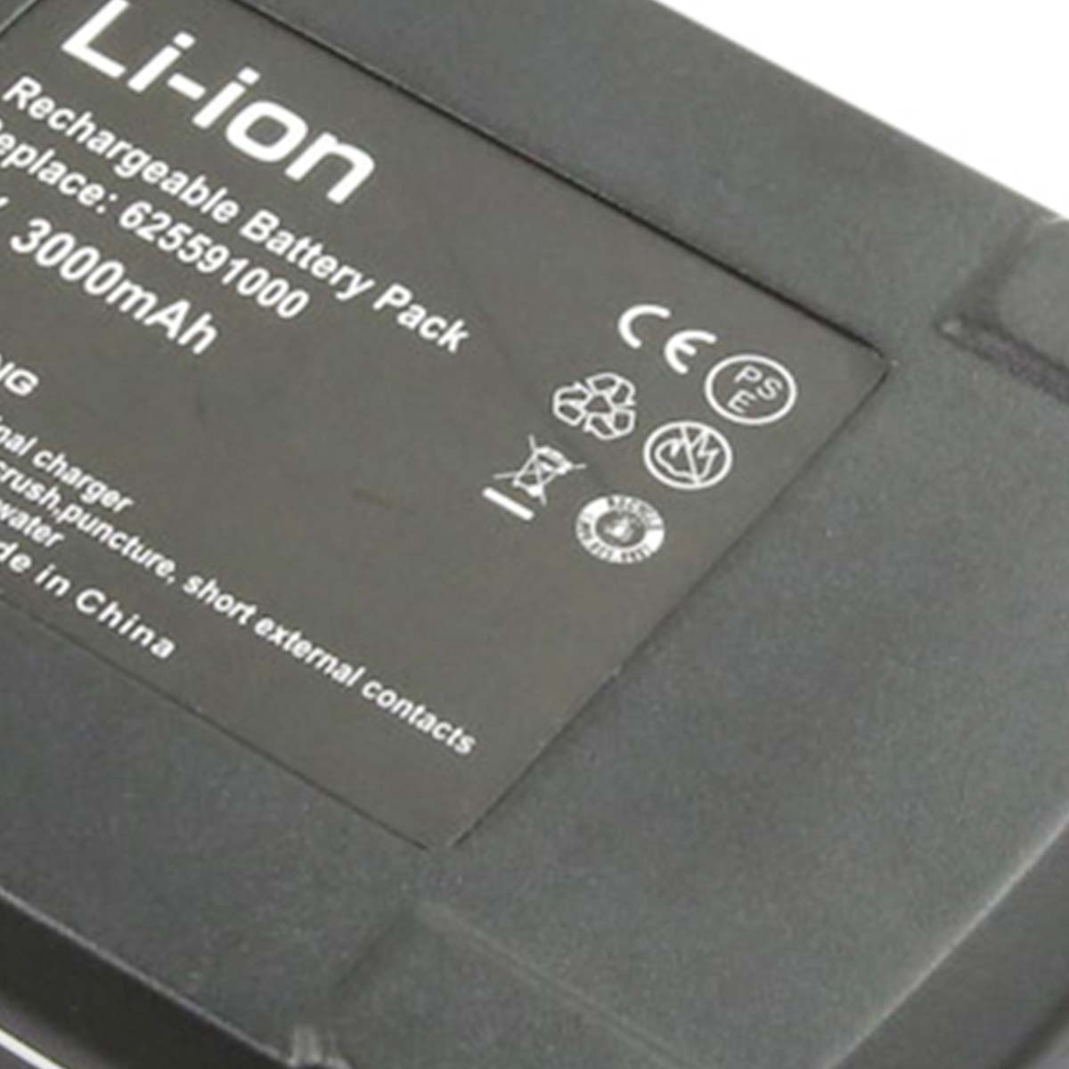 Nahaufnahme eines schwarzen Akkus mit weißem Text: Li-Ion, wiederaufladbarer Akku, 3000mAh und Sicherheitssymbole. Hergestellt in China.