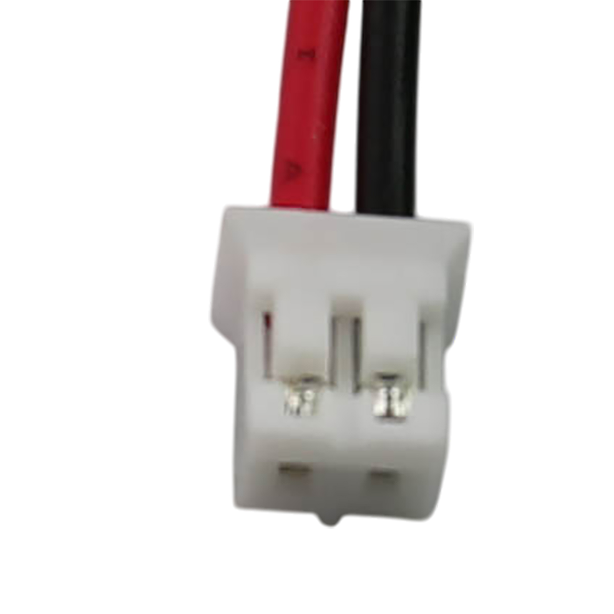 Primer plano de un conector blanco con dos pines. Los cables rojo y negro se extienden hacia arriba.