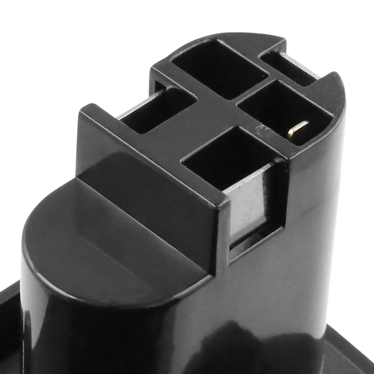 Primo piano di un connettore di plastica nera. Ha aperture rettangolari e un contatto metallico. Lo sfondo è bianco.