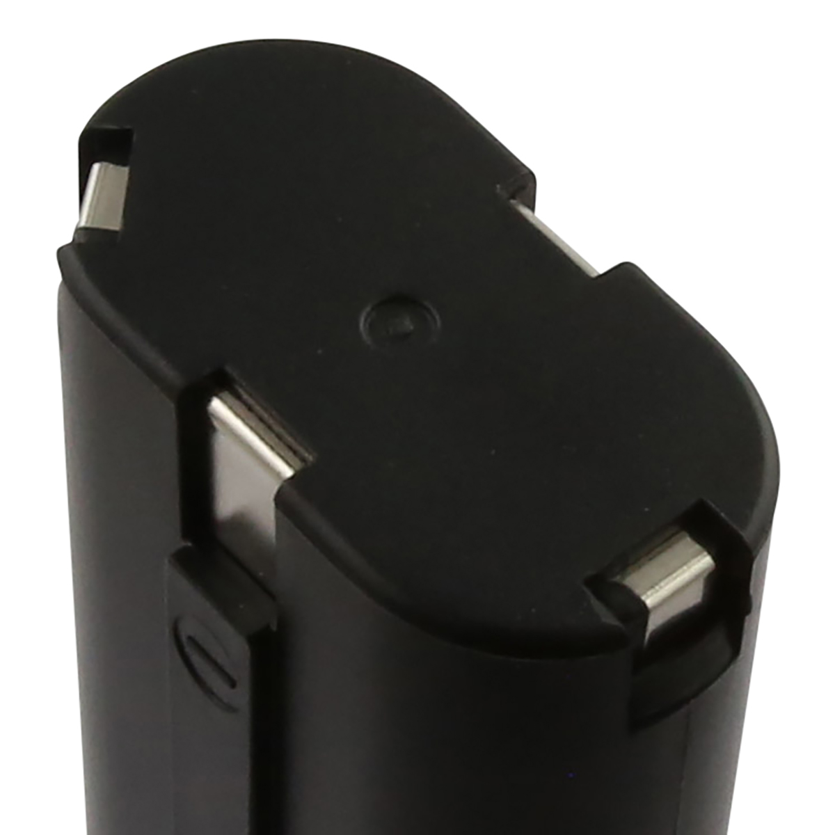 Un pacco batteria nero. Ha contatti in metallo argentato e una piccola rientranza circolare. Lo sfondo è bianco.