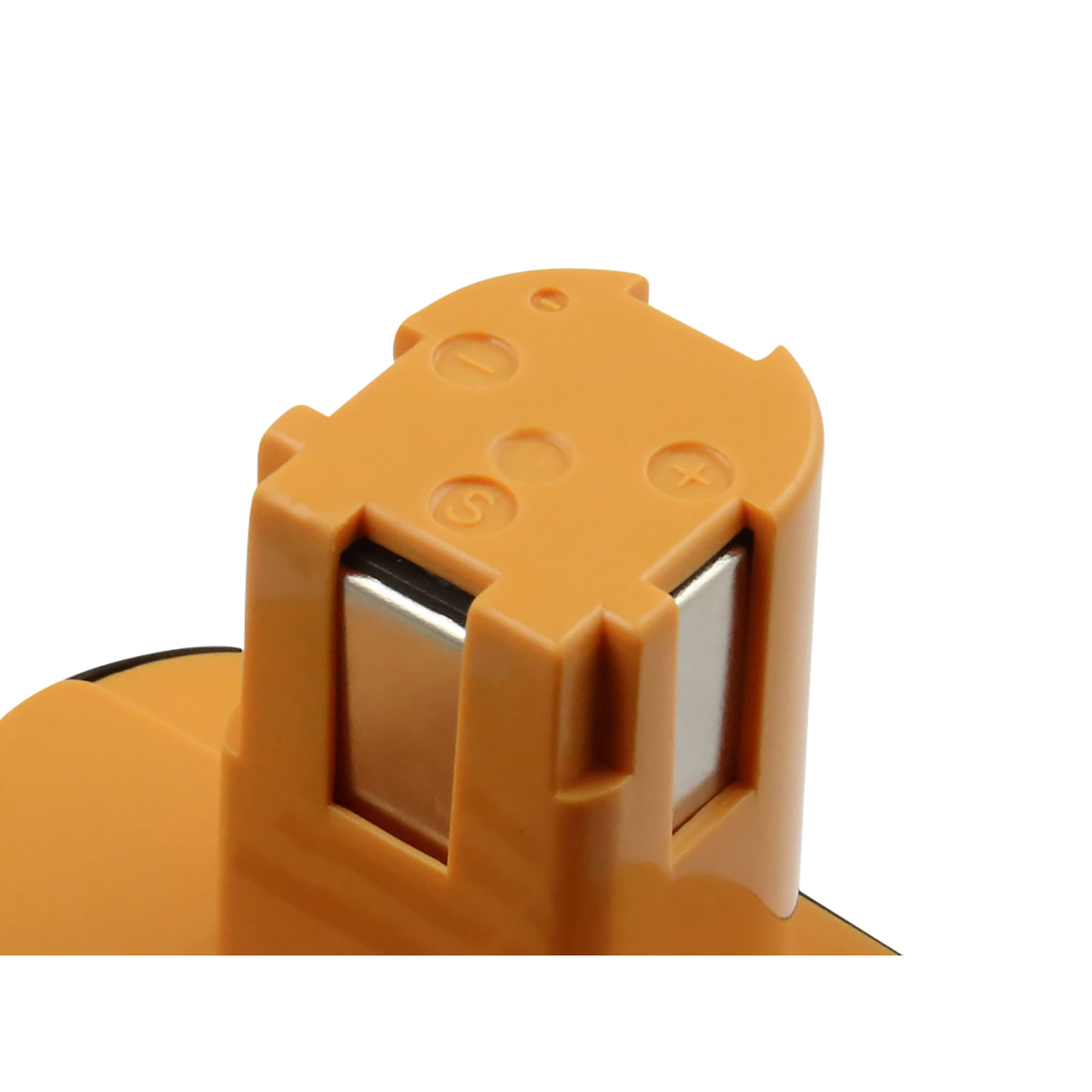 Primo piano di un pacco batteria arancione. Ha contatti metallici e segni per i terminali positivo e negativo. Sfondo bianco.