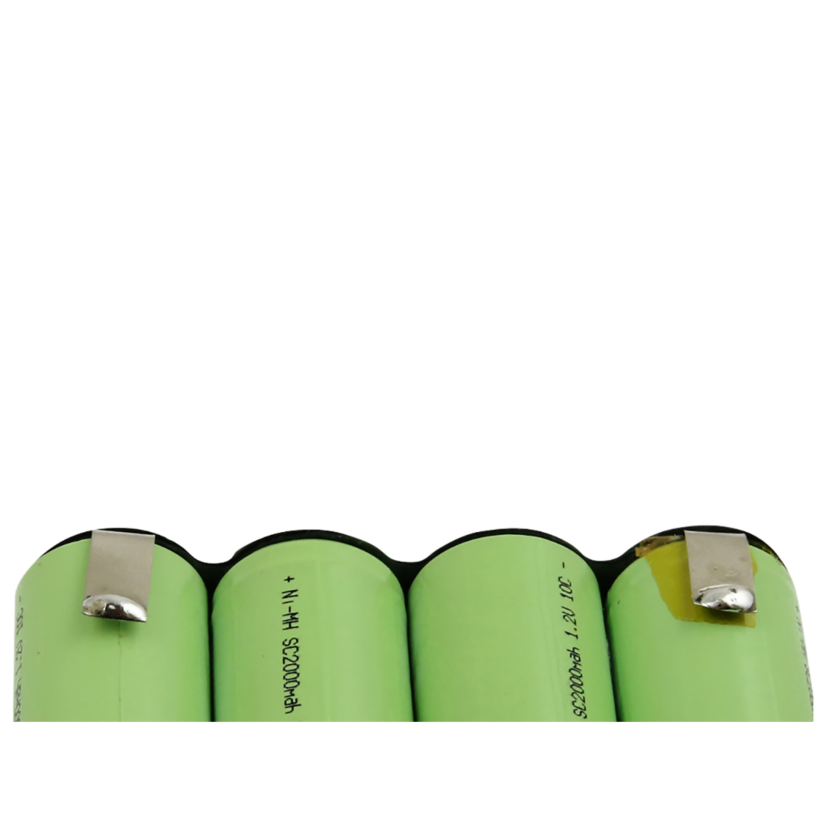 Quattro batterie cilindriche verdi con connettori metallici. Le batterie hanno del testo e sono su sfondo bianco.