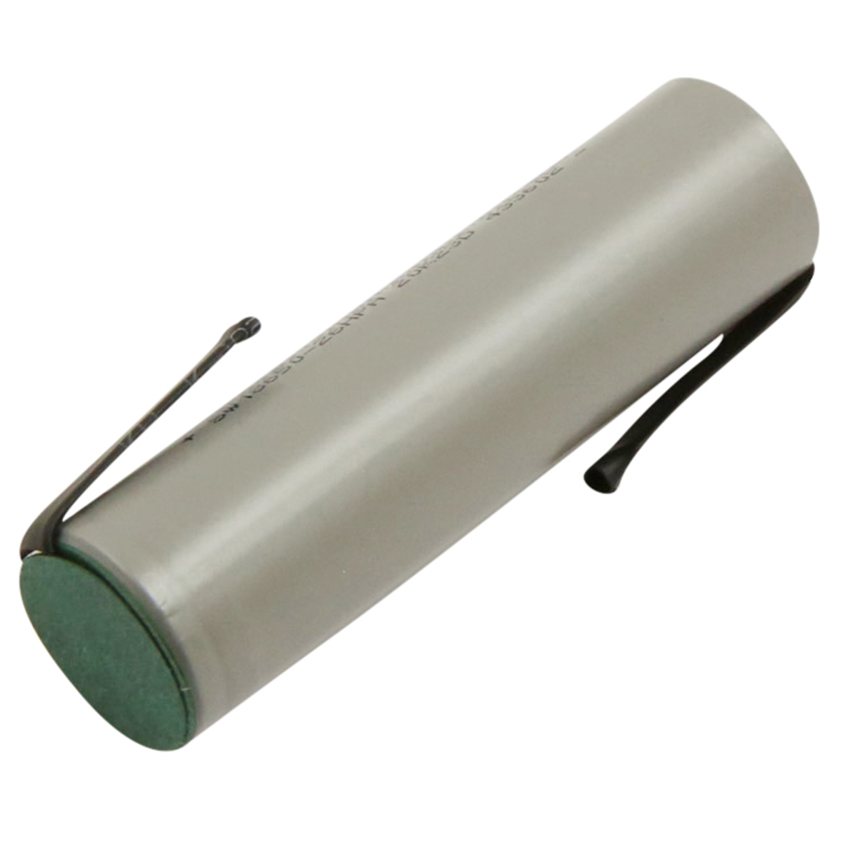 Una batteria cilindrica con un tappo verde e clip metalliche. Il corpo è grigio e le clip sono nere. Sfondo bianco.