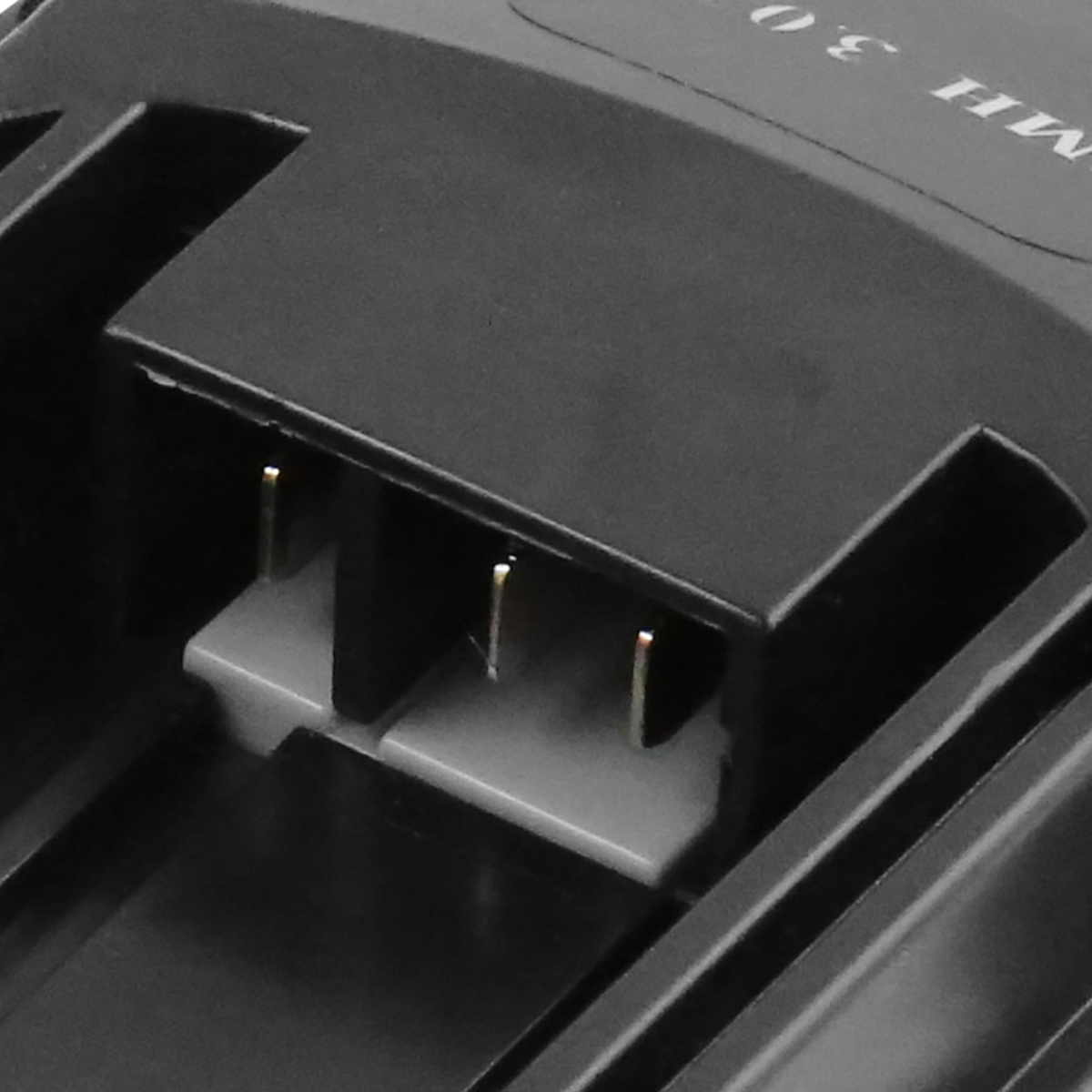 Primo piano di un dispositivo nero con perni metallici. La plastica grigia supporta i perni all'interno di un telaio nero. Lo sfondo è sfocato.