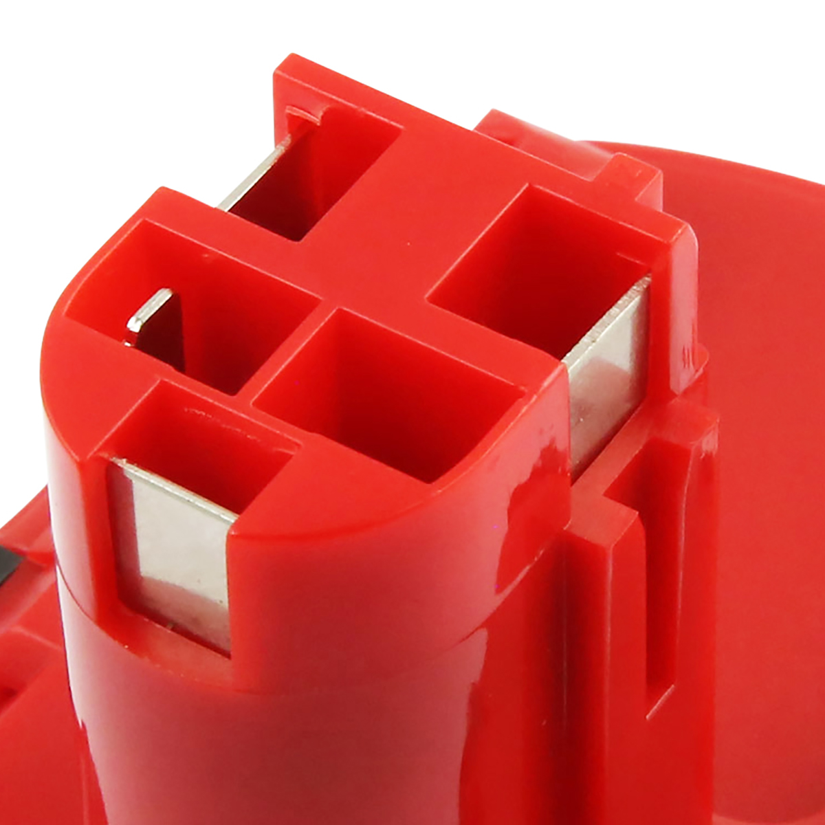 Primo piano di un connettore rosso per batteria di utensili elettrici. Ha contatti metallici e un alloggiamento in plastica. Lo sfondo è bianco.