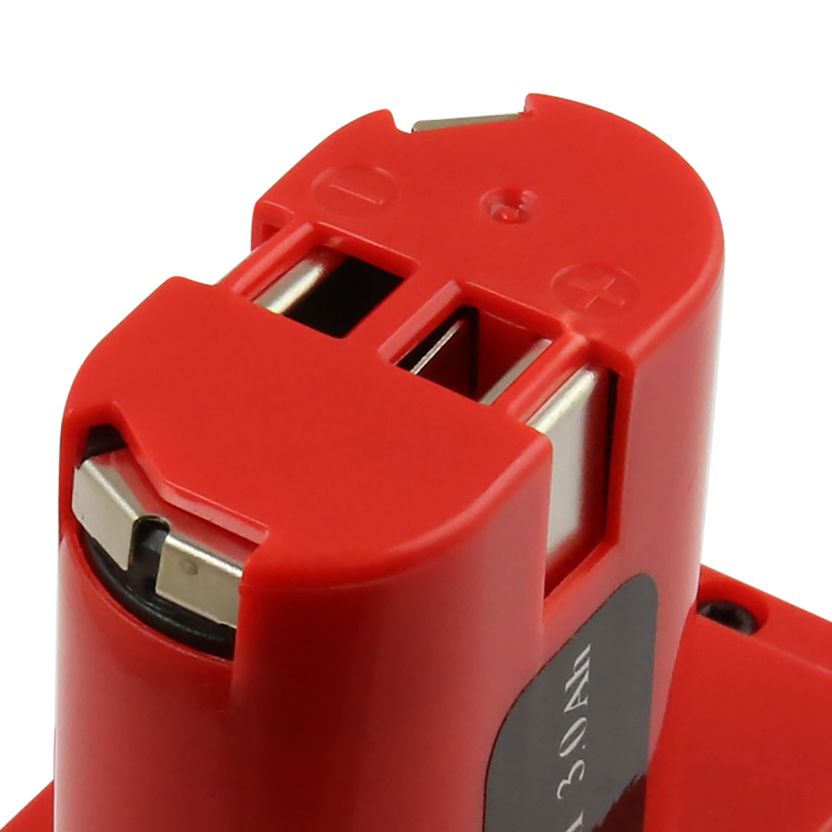 Primo piano di un pacco batteria rosso con contatti metallici. La batteria ha un segno positivo e negativo. Parte di un elettroutensile.