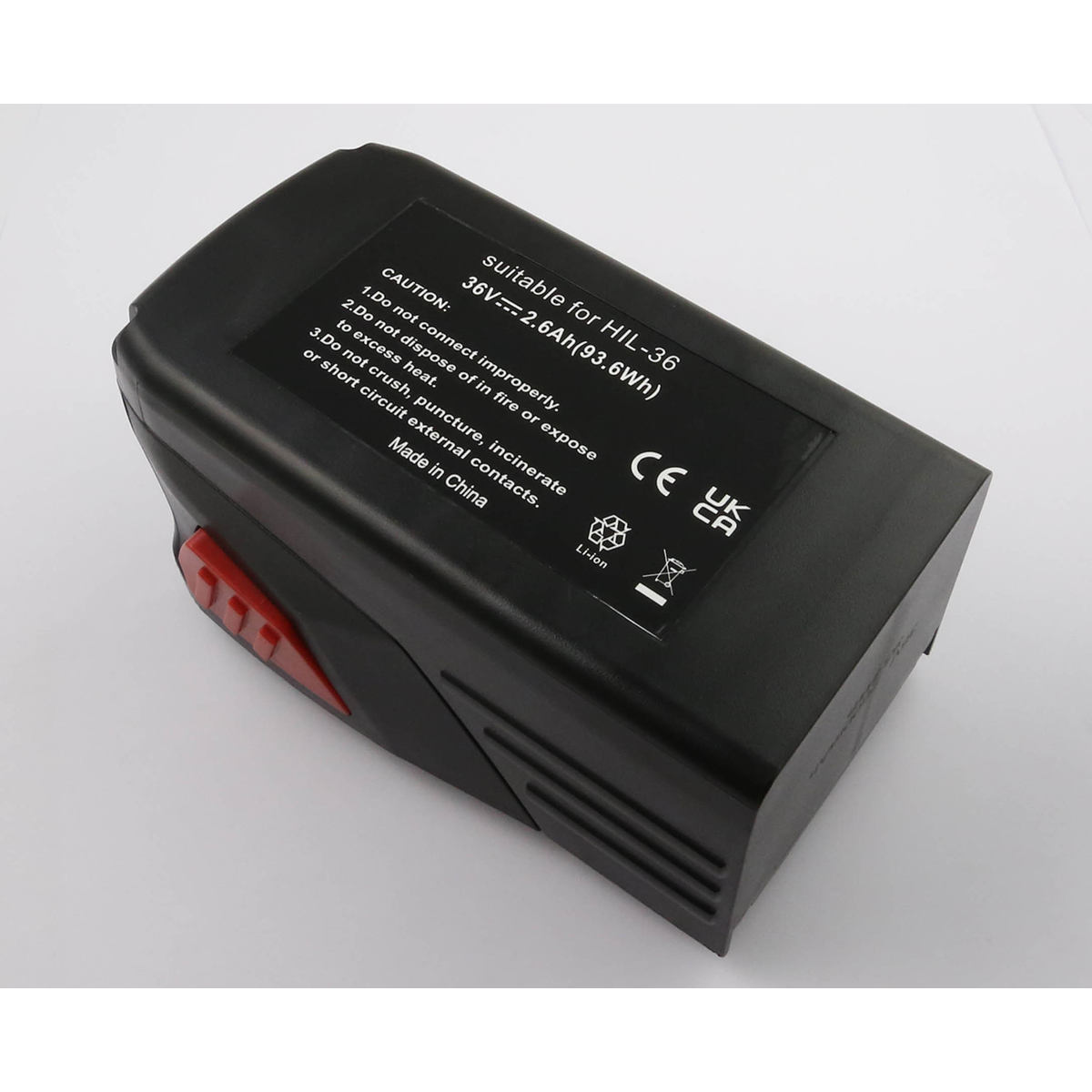 Batteria nera con pulsante rosso. Il testo indica 36 V, 2,6 Ah e precauzioni. Etichetta Made in China presente.