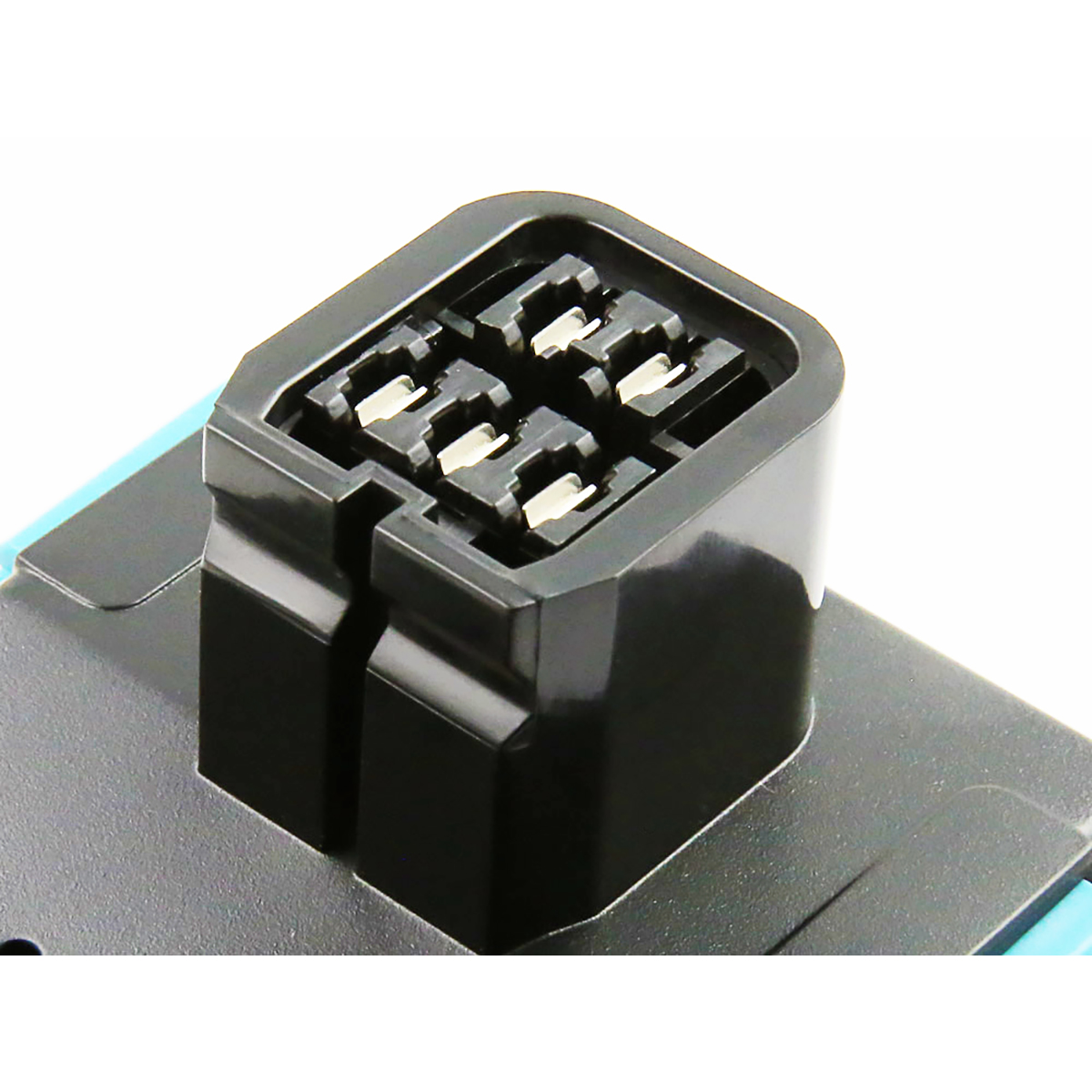 Primo piano di un connettore elettrico nero con più pin. Il connettore è su una base nera e azzurra, su sfondo bianco.