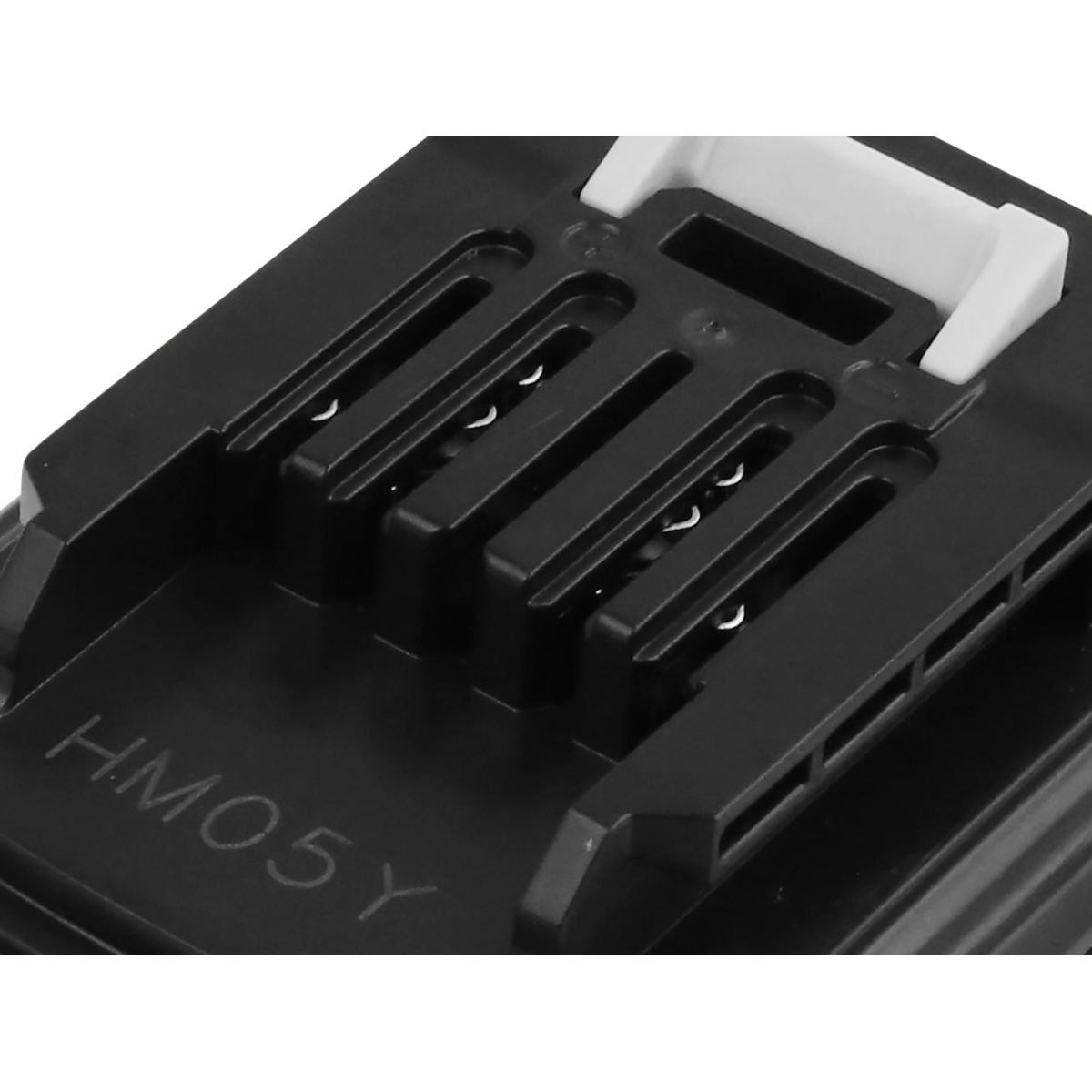 Primo piano di una base batteria nera con un fermo bianco. Il testo 'HM05Y' è visibile. La base ha diverse fessure.