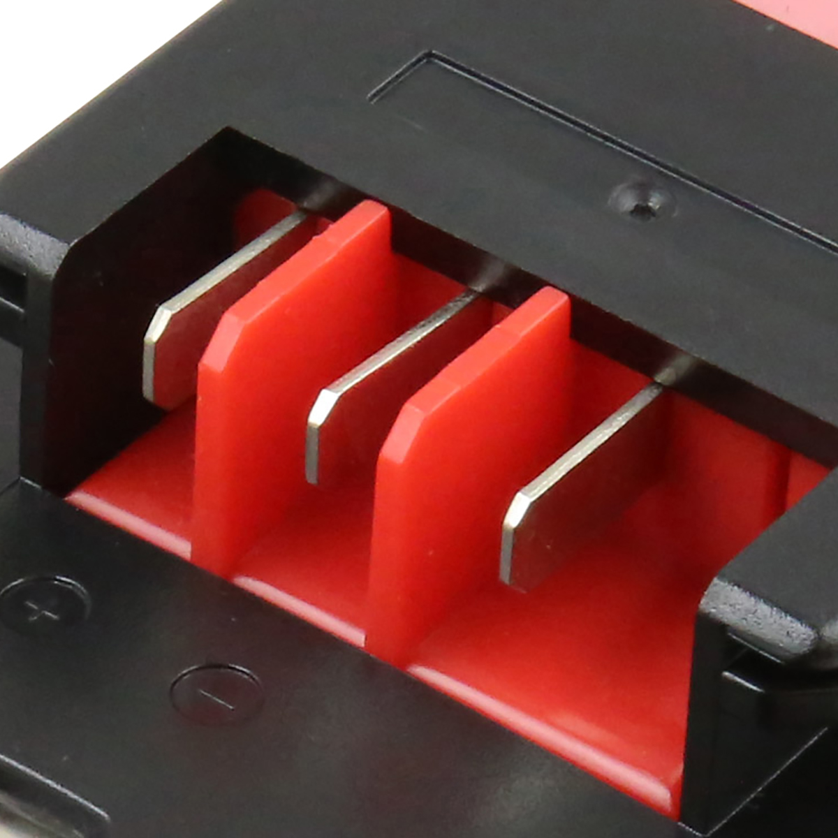 Primo piano di un dispositivo nero e rosso. Divisori rossi con contatti metallici sono visibili. Alloggiamento nero con simboli più e meno.