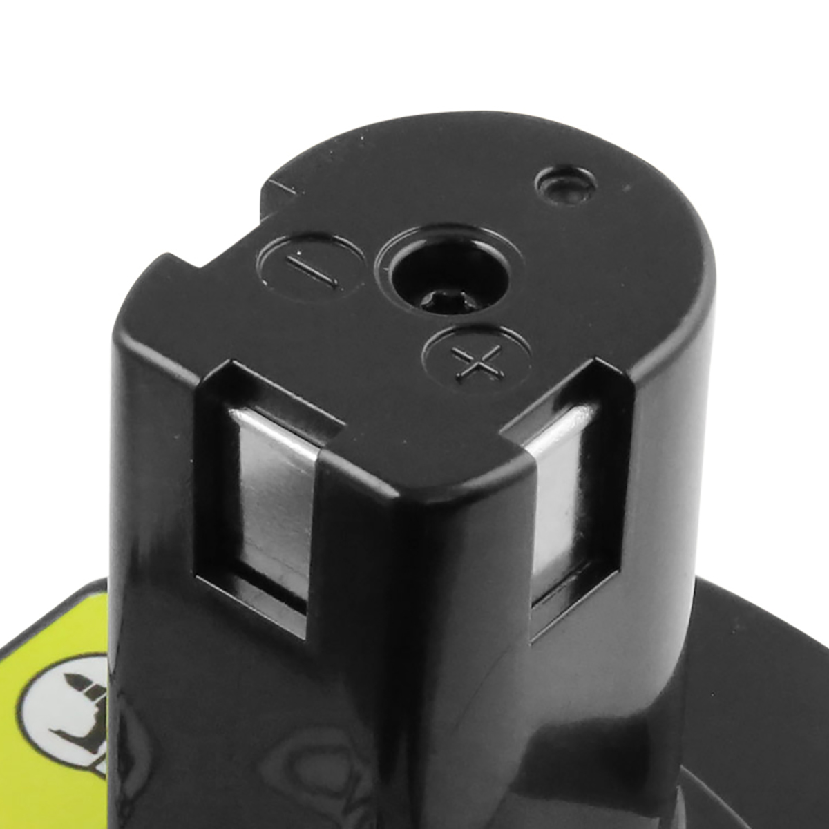 Primo piano di un connettore batteria nero. Ha un foro centrale, segni e contatti metallici. Lo sfondo è bianco.