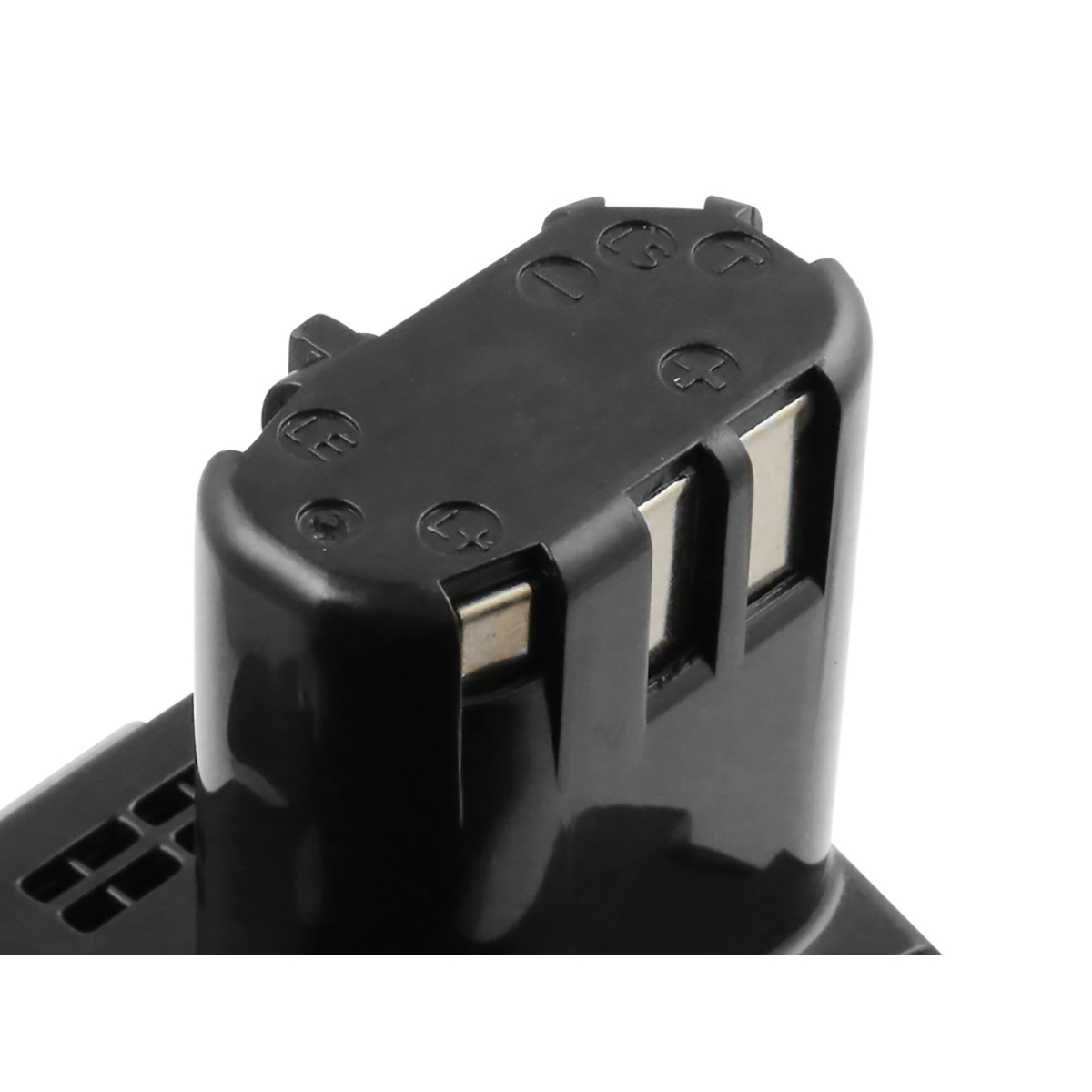 Primo piano di un pacco batterie nero. Ha contatti metallici ed etichette con simboli e numeri. Lo sfondo è bianco.