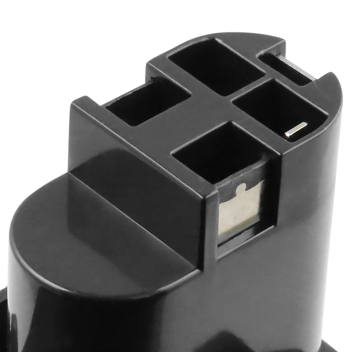 Primo piano di un componente in plastica nera con diverse aperture quadrate. Un contatto metallico è visibile. Lo sfondo è bianco.