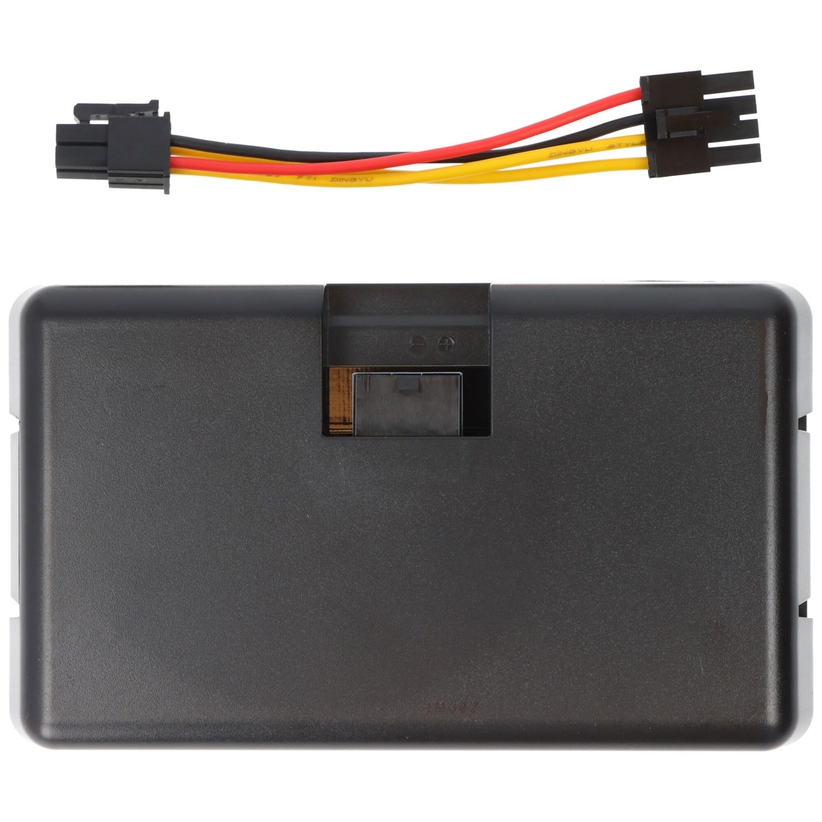 Un dispositivo rectangular negro con un conector y cables de colores encima. El dispositivo tiene una ranura rectangular pequeña.