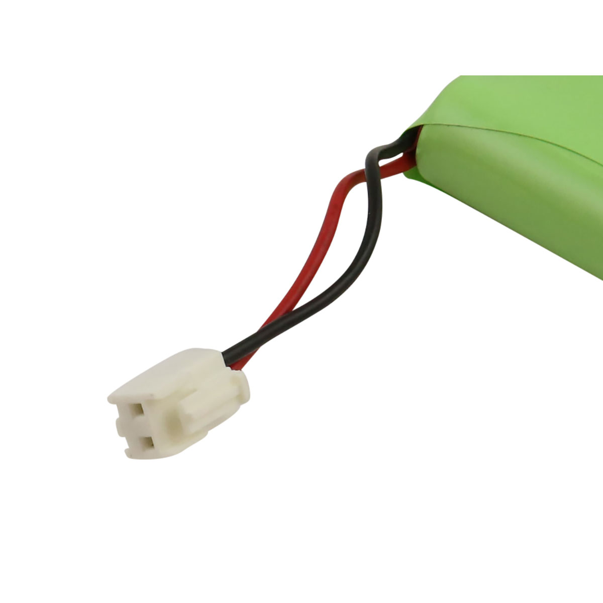 Una batteria verde con fili neri e rossi collegati a un connettore bianco. Lo sfondo è bianco.