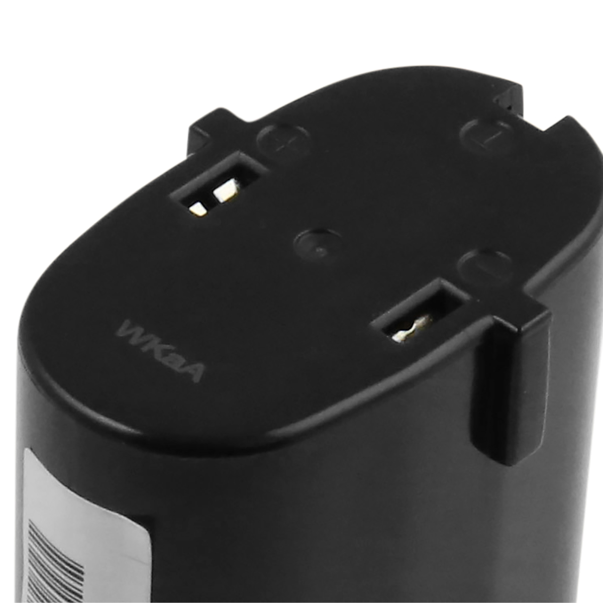 Vista ravvicinata di una batteria nera con le lettere 'WKaA' sul lato. Ha due fessure e segni positivo/negativo.