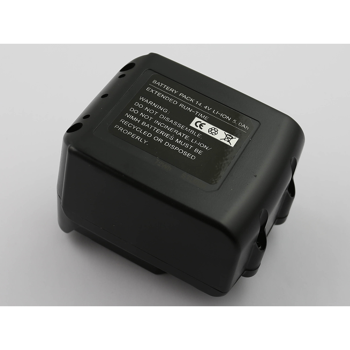 Batteria nera, con testo bianco che indica specifiche, avvertenze e istruzioni per il riciclaggio. Lo sfondo è bianco semplice.