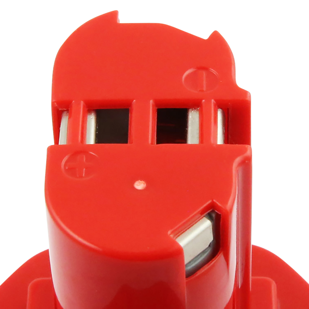 Primo piano di un componente in plastica rossa. Presenta aperture rettangolari, contatti metallici e un simbolo positivo. Isolato su sfondo bianco.