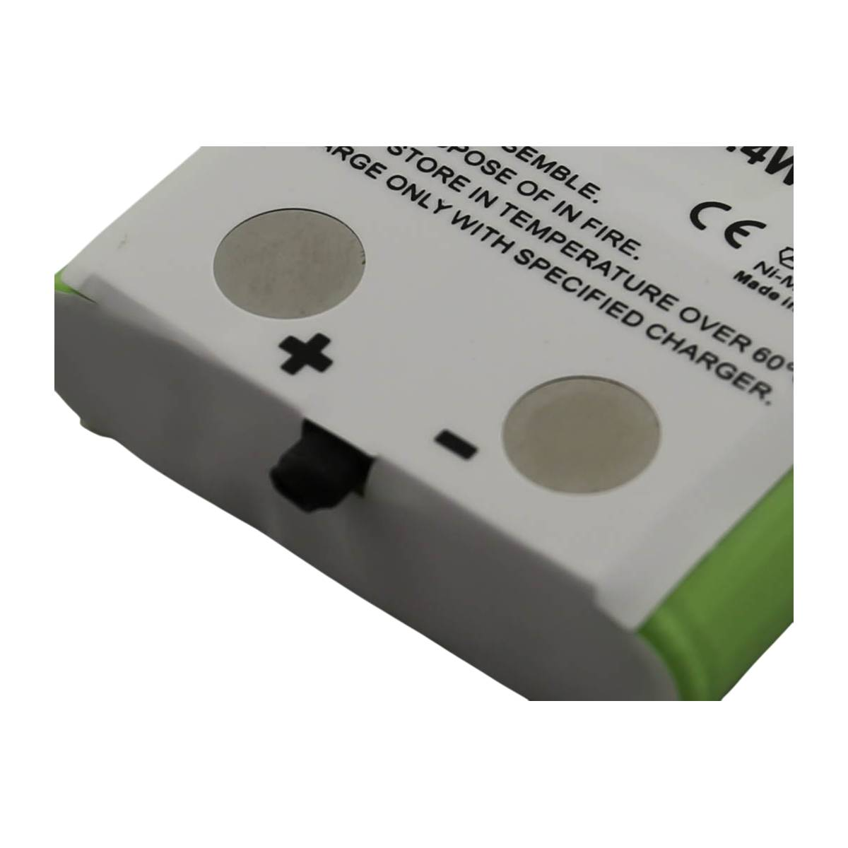 Un pacco batteria con etichetta bianca, testo e simboli. Lato verde, porta nera e due contatti argentati rotondi.