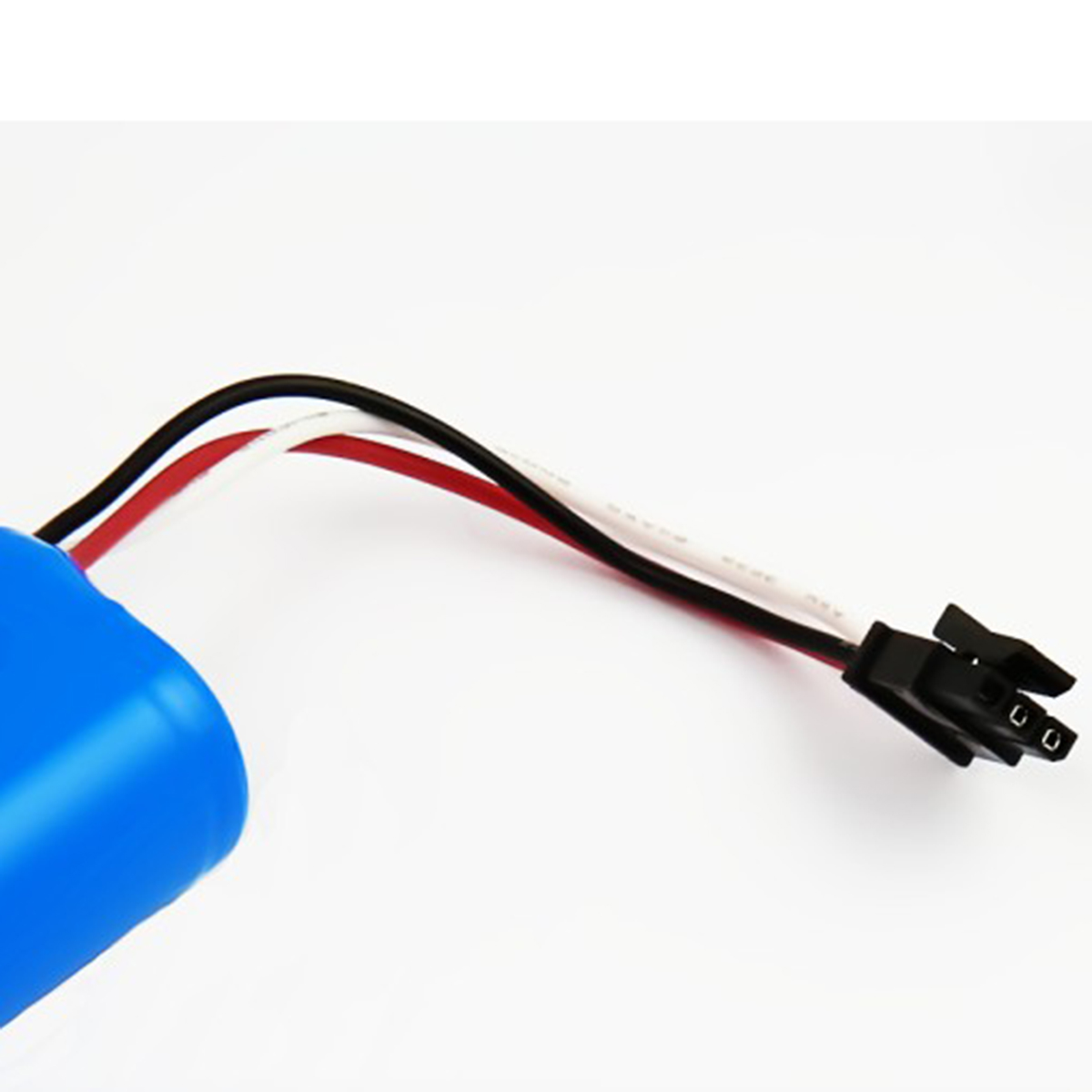 Batteria cilindrica blu con fili neri, rossi e bianchi collegati a un connettore nero. Sfondo bianco.