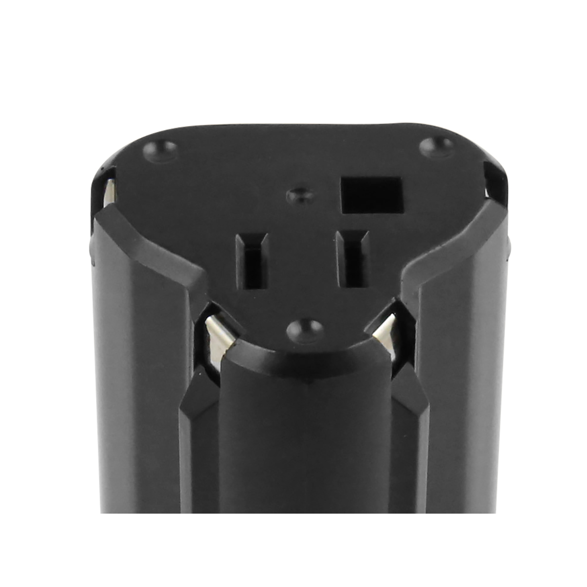 Primo piano di un connettore nero per batteria di utensili elettrici. Ha due fessure verticali e un'apertura quadrata. Sono visibili contatti in metallo argentato.