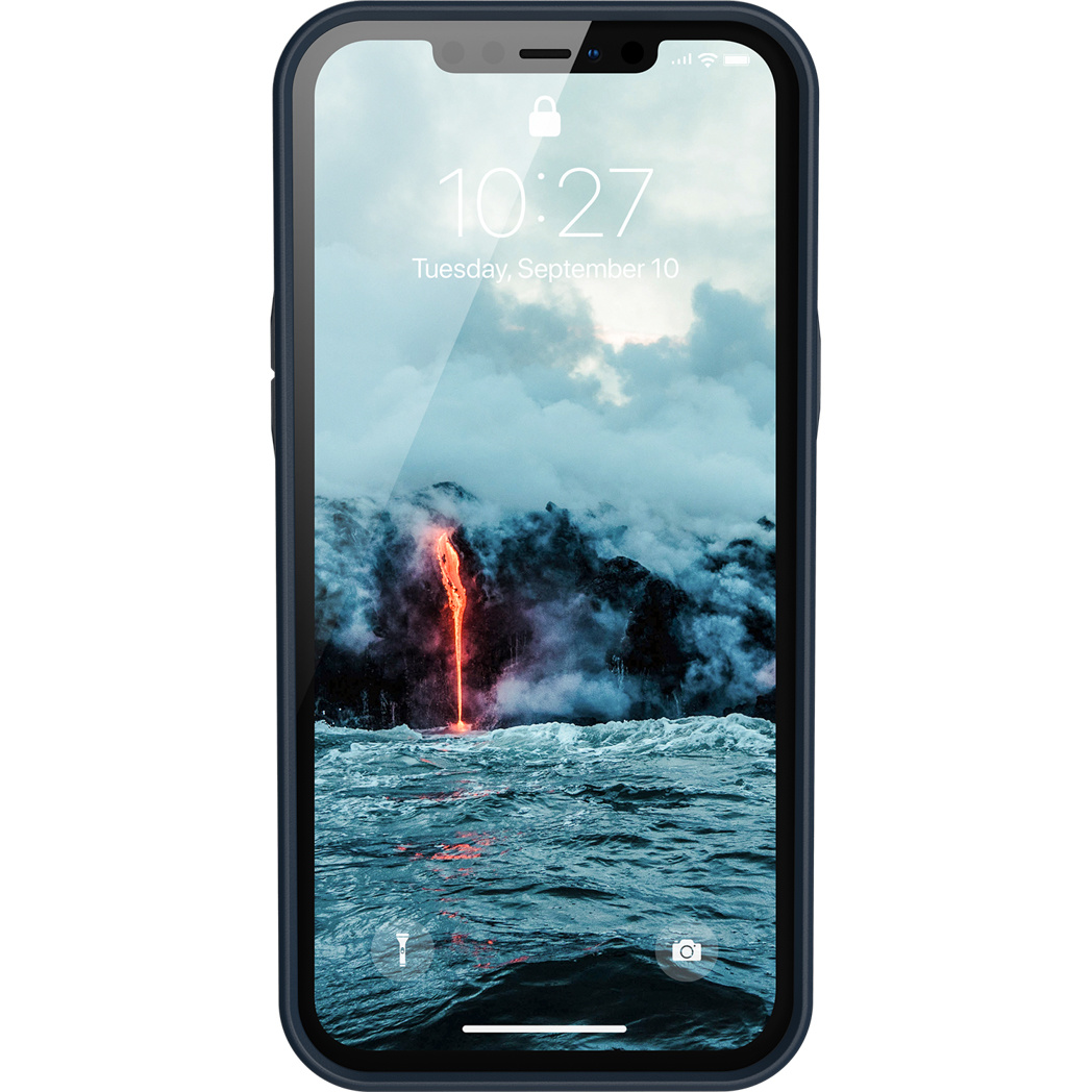 Ein Smartphone zeigt eine Lavafluss-Szene. Wellen im Vordergrund, ein feuriger oranger Fluss kommt von Wolken, Uhrzeit und Datum auf dem Bildschirm.