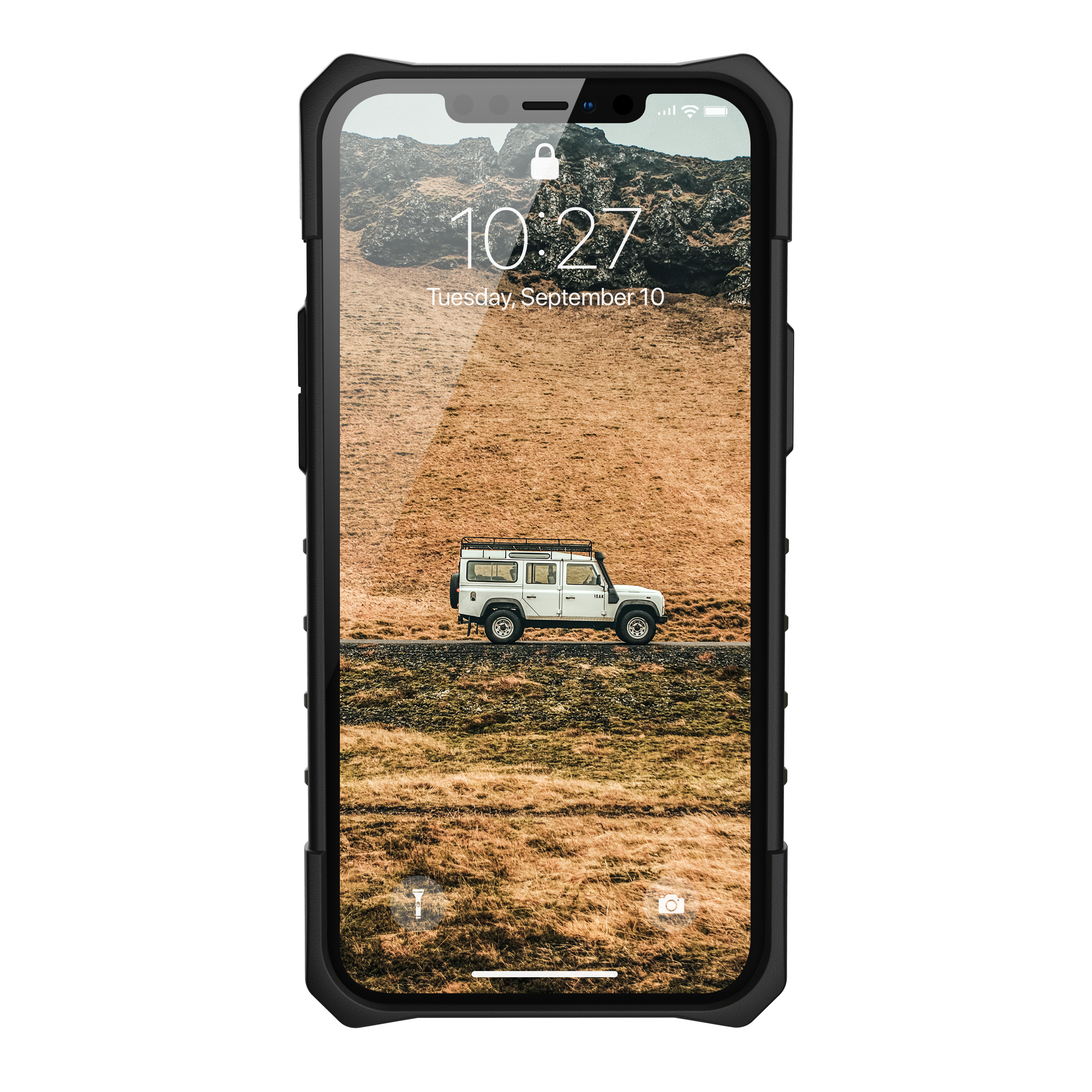 Ein Telefon zeigt ein weißes Auto auf einer Straße inmitten von braunem Gras und Bergen. Die Uhrzeit ist 10:27, 10. September.
