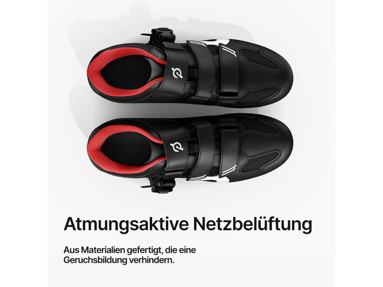 Zwei schwarze Fahrradschuhe mit roten Innenräumen, weißen Akzenten und Riemen, die auf einer weißen Oberfläche liegen. Text unten.