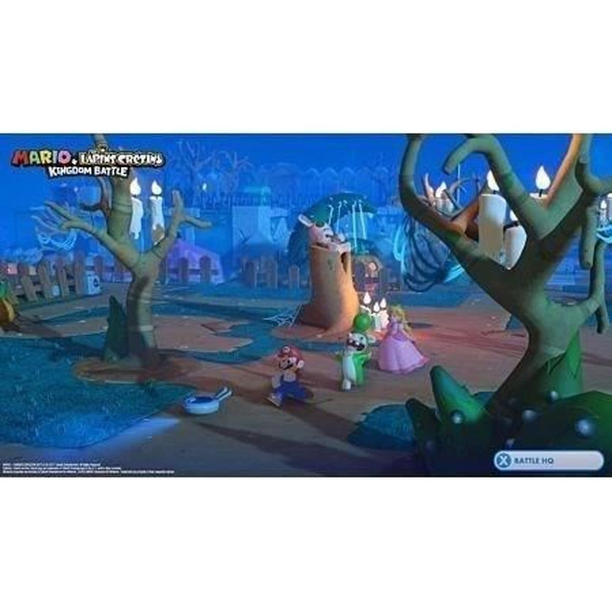 Mario, Luigi und Peach stehen in einer Spielszene. Bäume mit Kerzen, blauer Himmel und ein Schild für Battle HQ sind zu sehen.